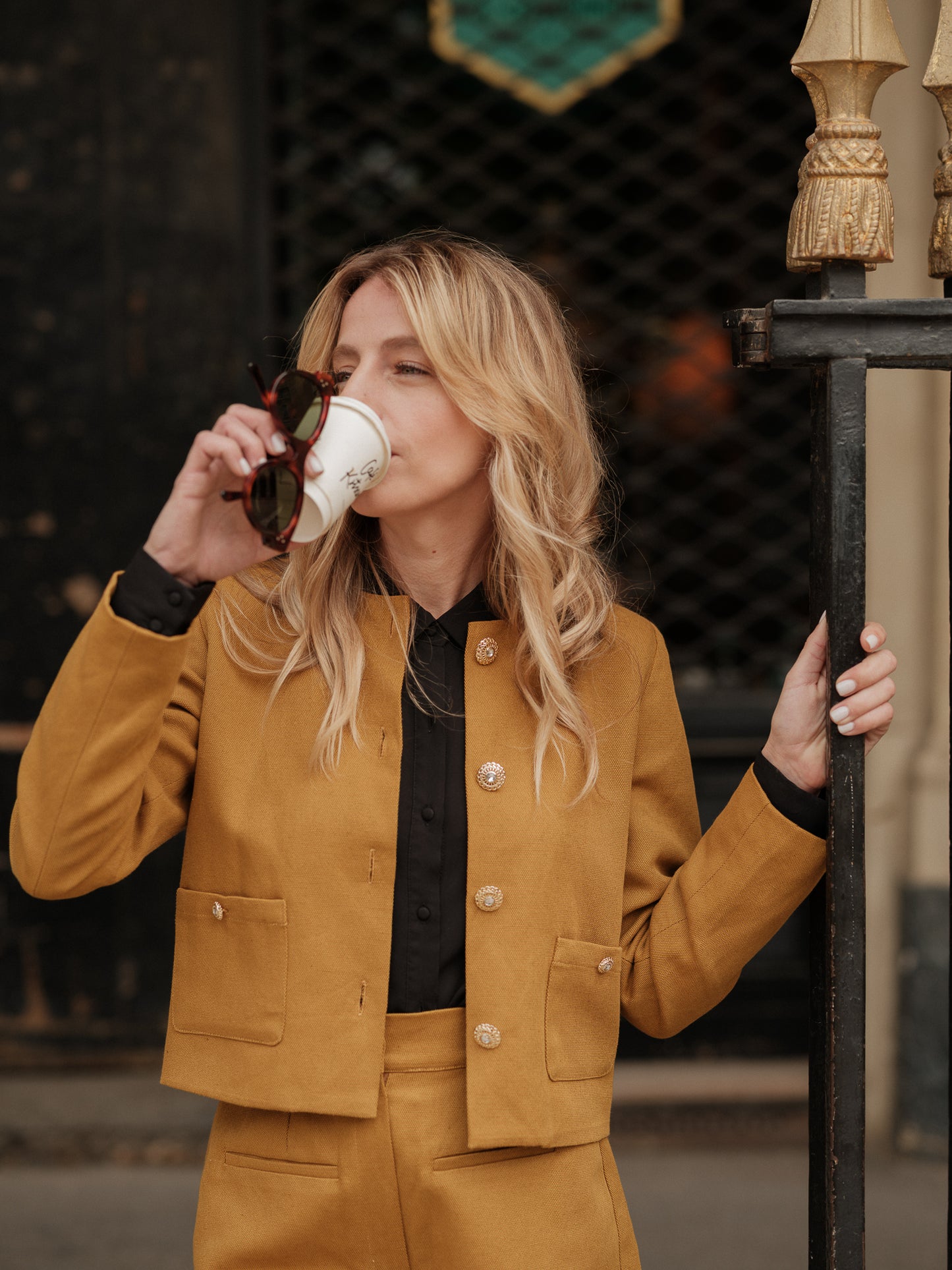Veste courte structurée femme, silhouette forte, power tailoring, coupe droite élégante, veste urbaine raffinée, bouton bijoux, col rond, veste Chanel ANTIGONE, ANTIGONE Paris, marque de prêt-à-porter premium femme, tailleur femme élégant, ensemble coordonné chic, power suit féminin, ANTIGONE Paris, ANTIGONE, matching set