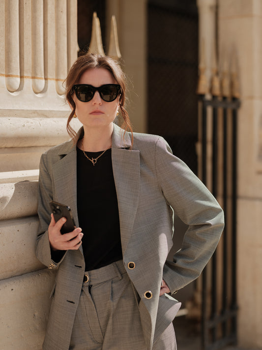 blazer femme, blazer oversize, veste élégante, tailoring, costume femme, veste costume, powersuit, silhouette audacieuse, pièce intemporelle, blazer urbain haut de gamme, blazer pied-de-poule, pied de poule, ANTIGONE, ANTIGONE Paris, marque de prêt-à-porter premium femme, tailleur femme élégant, ensemble coordonné chic, power suit féminin, ANTIGONE Paris, ANTIGONE, matching set