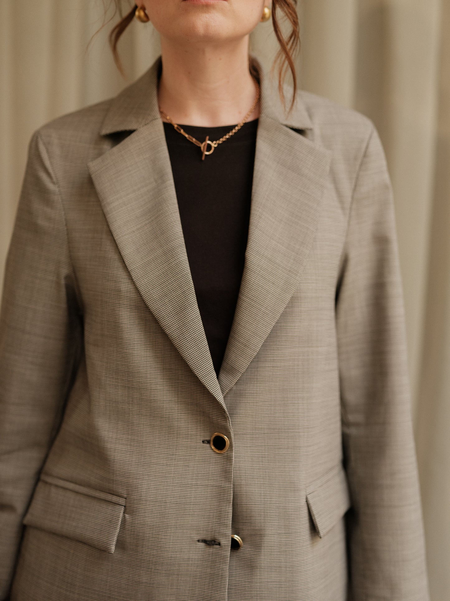 blazer femme, blazer oversize, veste élégante, tailoring, costume femme, veste costume, powersuit, silhouette audacieuse, pièce intemporelle, blazer urbain haut de gamme, blazer pied-de-poule, pied de poule, ANTIGONE, ANTIGONE Paris, marque de prêt-à-porter premium femme, tailleur femme élégant, ensemble coordonné chic, power suit féminin, ANTIGONE Paris, ANTIGONE, matching set