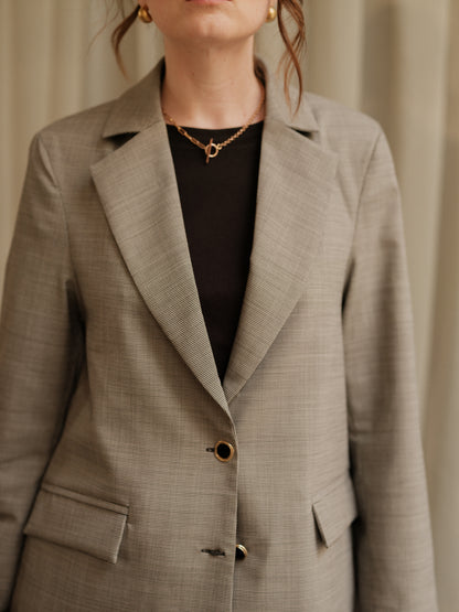blazer femme, blazer oversize, veste élégante, tailoring, costume femme, veste costume, powersuit, silhouette audacieuse, pièce intemporelle, blazer urbain haut de gamme, blazer pied-de-poule, pied de poule, ANTIGONE, ANTIGONE Paris, marque de prêt-à-porter premium femme, tailleur femme élégant, ensemble coordonné chic, power suit féminin, ANTIGONE Paris, ANTIGONE, matching set