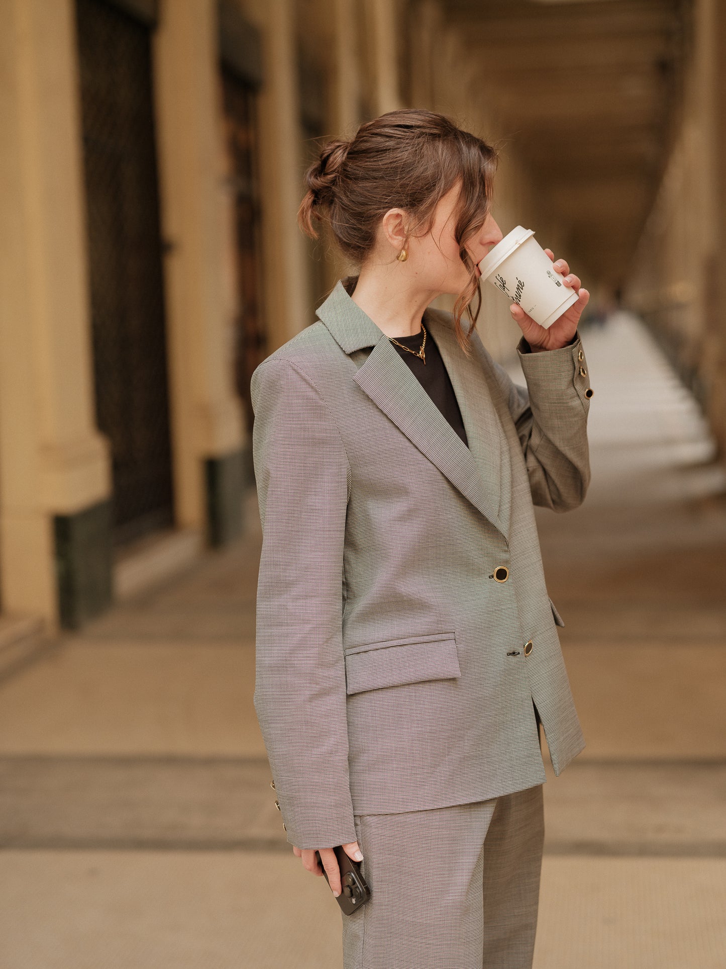 blazer femme, blazer oversize, veste élégante, tailoring, costume femme, veste costume, powersuit, silhouette audacieuse, pièce intemporelle, blazer urbain haut de gamme, blazer pied-de-poule, pied de poule, ANTIGONE, ANTIGONE Paris, marque de prêt-à-porter premium femme, tailleur femme élégant, ensemble coordonné chic, power suit féminin, ANTIGONE Paris, ANTIGONE, matching set
