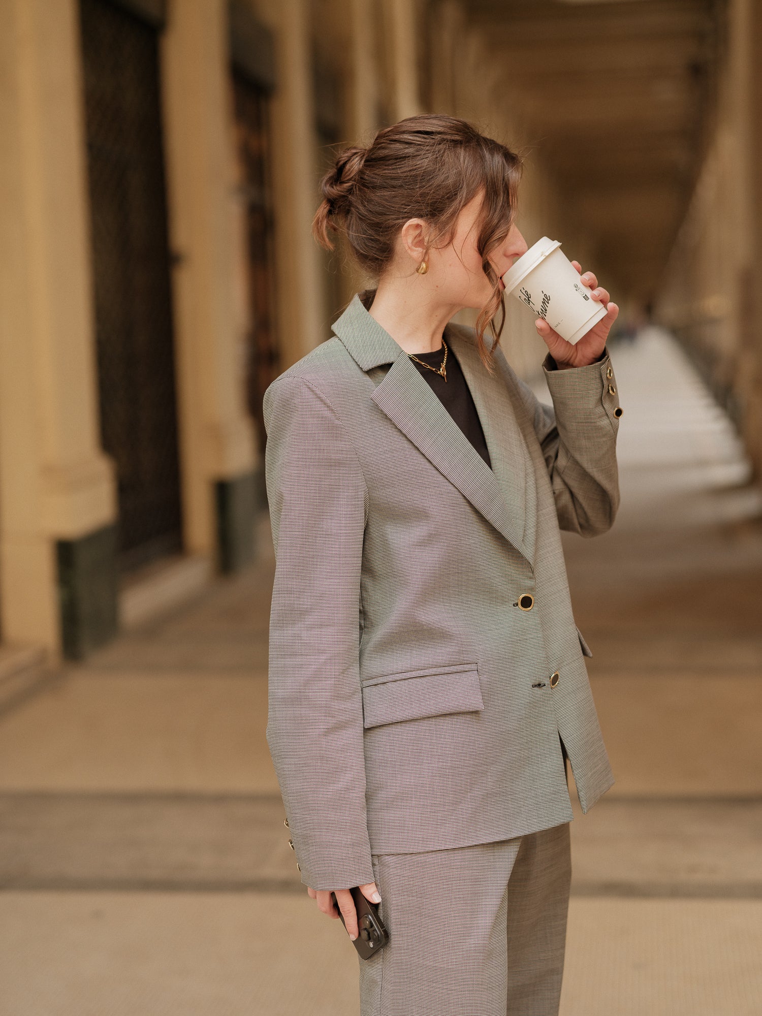 blazer femme, blazer oversize, veste élégante, tailoring, costume femme, veste costume, powersuit, silhouette audacieuse, pièce intemporelle, blazer urbain haut de gamme, blazer pied-de-poule, pied de poule, ANTIGONE, ANTIGONE Paris, marque de prêt-à-porter premium femme, tailleur femme élégant, ensemble coordonné chic, power suit féminin, ANTIGONE Paris, ANTIGONE, matching set
