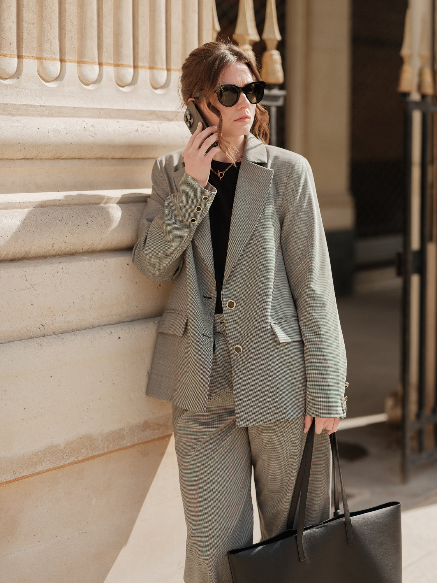 blazer femme, blazer oversize, veste élégante, tailoring, costume femme, veste costume, powersuit, silhouette audacieuse, pièce intemporelle, blazer urbain haut de gamme, blazer pied-de-poule, pied de poule, ANTIGONE, ANTIGONE Paris, marque de prêt-à-porter premium femme, tailleur femme élégant, ensemble coordonné chic, power suit féminin, ANTIGONE Paris, ANTIGONE, matching set