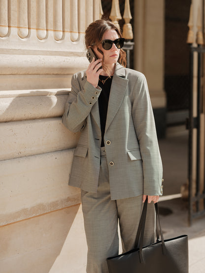blazer femme, blazer oversize, veste élégante, tailoring, costume femme, veste costume, powersuit, silhouette audacieuse, pièce intemporelle, blazer urbain haut de gamme, blazer pied-de-poule, pied de poule, ANTIGONE, ANTIGONE Paris, marque de prêt-à-porter premium femme, tailleur femme élégant, ensemble coordonné chic, power suit féminin, ANTIGONE Paris, ANTIGONE, matching set