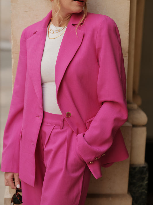 blazer femme structuré, blazer oversize, veste cintrée élégante, tailoring moderne, pièce intemporelle, blazer urbain haut de gamme, blazer rose, ANTIGONE, ANTIGONE Paris, marque de prêt-à-porter premium femme, tailleur femme élégant, ensemble coordonné chic, power suit féminin, ANTIGONE Paris, ANTIGONE, matching set