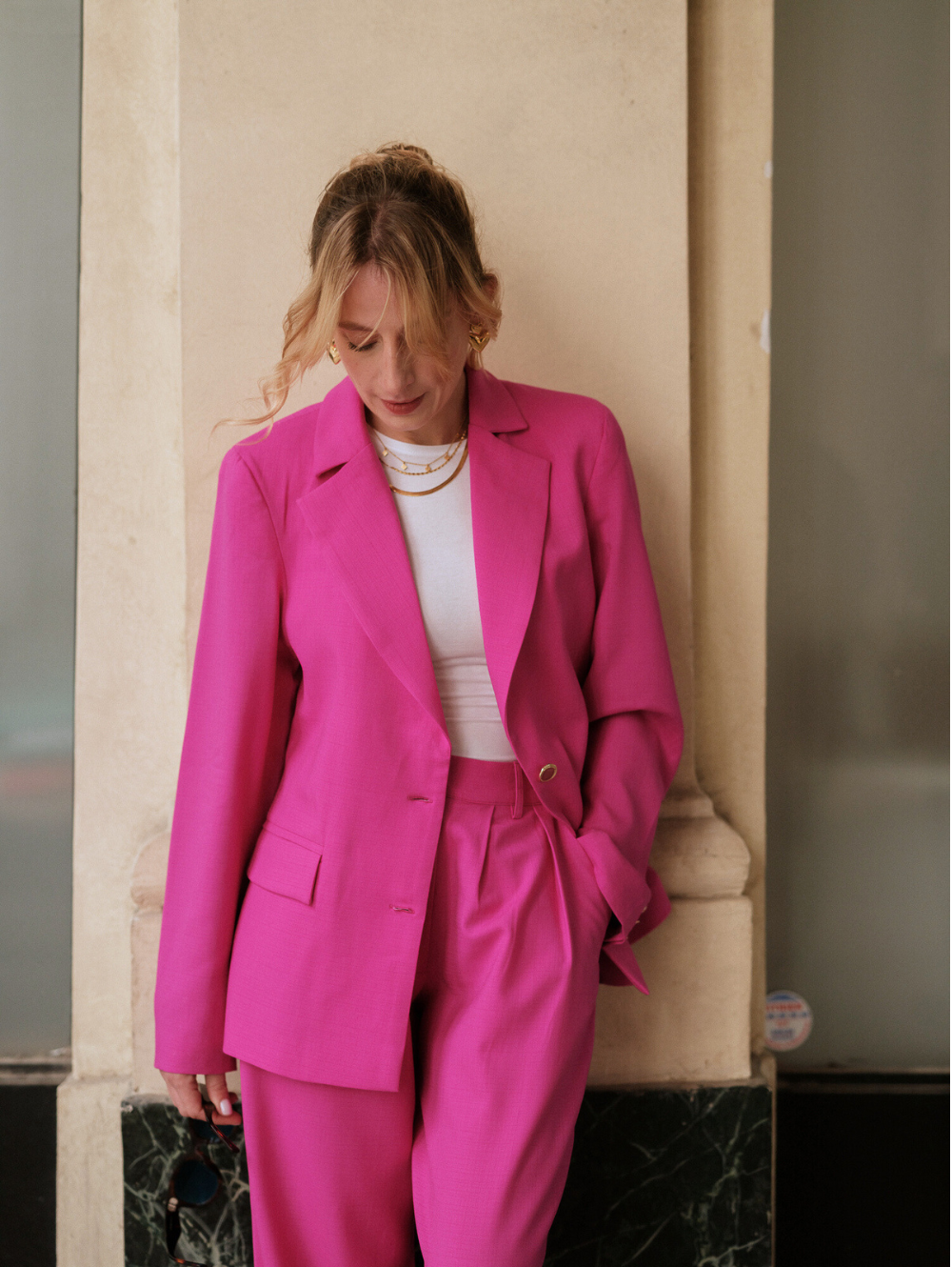 blazer femme structuré, blazer oversize, veste cintrée élégante, tailoring moderne, pièce intemporelle, blazer urbain haut de gamme, blazer rose, ANTIGONE, ANTIGONE Paris, marque de prêt-à-porter premium femme, tailleur femme élégant, ensemble coordonné chic, power suit féminin, ANTIGONE Paris, ANTIGONE, matching set