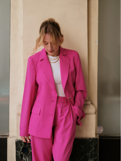 blazer femme structuré, blazer oversize, veste cintrée élégante, tailoring moderne, pièce intemporelle, blazer urbain haut de gamme, blazer rose, ANTIGONE, ANTIGONE Paris, marque de prêt-à-porter premium femme, tailleur femme élégant, ensemble coordonné chic, power suit féminin, ANTIGONE Paris, ANTIGONE, matching set