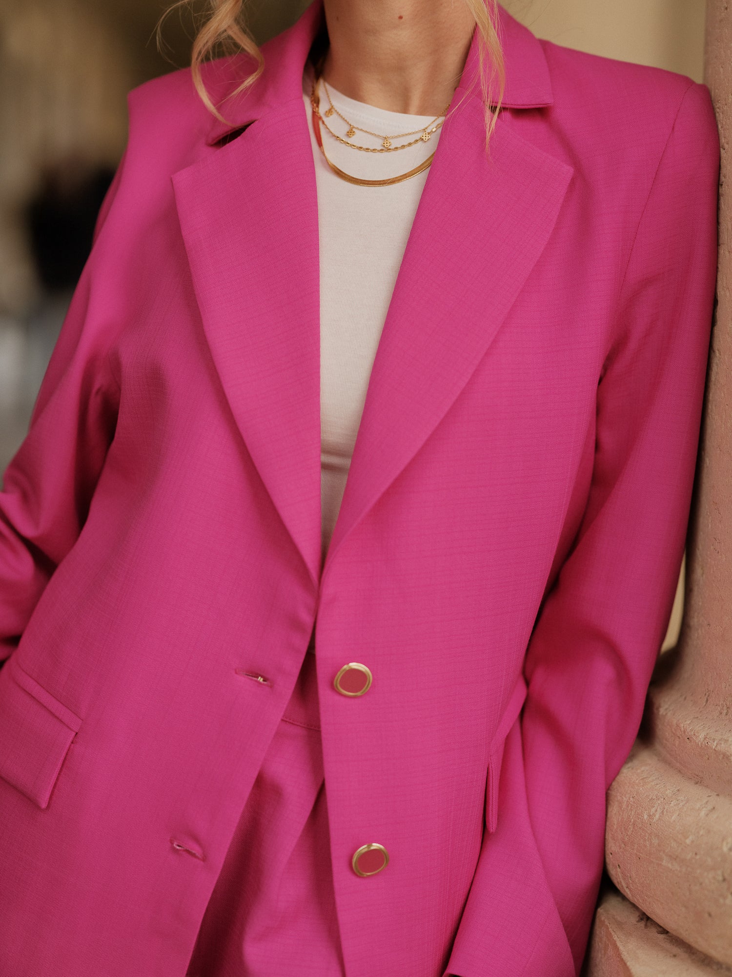 blazer femme structuré, blazer oversize, veste cintrée élégante, tailoring moderne, pièce intemporelle, blazer urbain haut de gamme, blazer rose, ANTIGONE, ANTIGONE Paris, marque de prêt-à-porter premium femme, tailleur femme élégant, ensemble coordonné chic, power suit féminin, ANTIGONE Paris, ANTIGONE, matching set