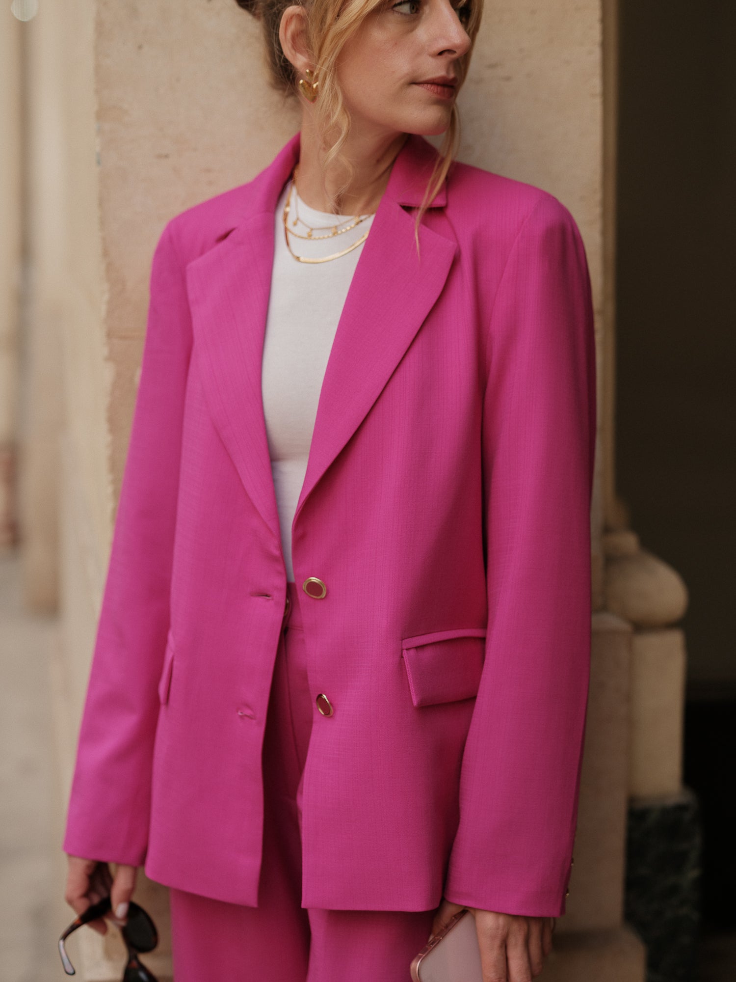 blazer femme structuré, blazer oversize, veste cintrée élégante, tailoring moderne, pièce intemporelle, blazer urbain haut de gamme, blazer rose, ANTIGONE, ANTIGONE Paris, marque de prêt-à-porter premium femme, tailleur femme élégant, ensemble coordonné chic, power suit féminin, ANTIGONE Paris, ANTIGONE, matching set