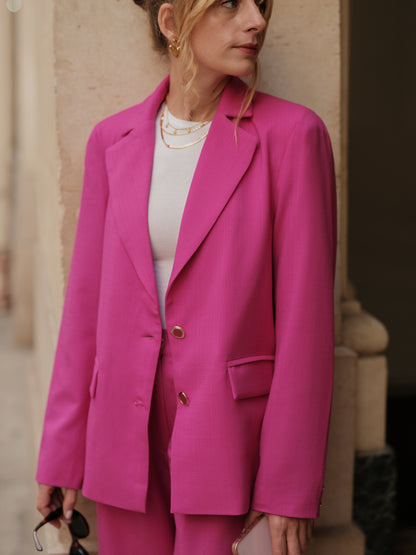 blazer femme structuré, blazer oversize, veste cintrée élégante, tailoring moderne, pièce intemporelle, blazer urbain haut de gamme, blazer rose, ANTIGONE, ANTIGONE Paris, marque de prêt-à-porter premium femme, tailleur femme élégant, ensemble coordonné chic, power suit féminin, ANTIGONE Paris, ANTIGONE, matching set