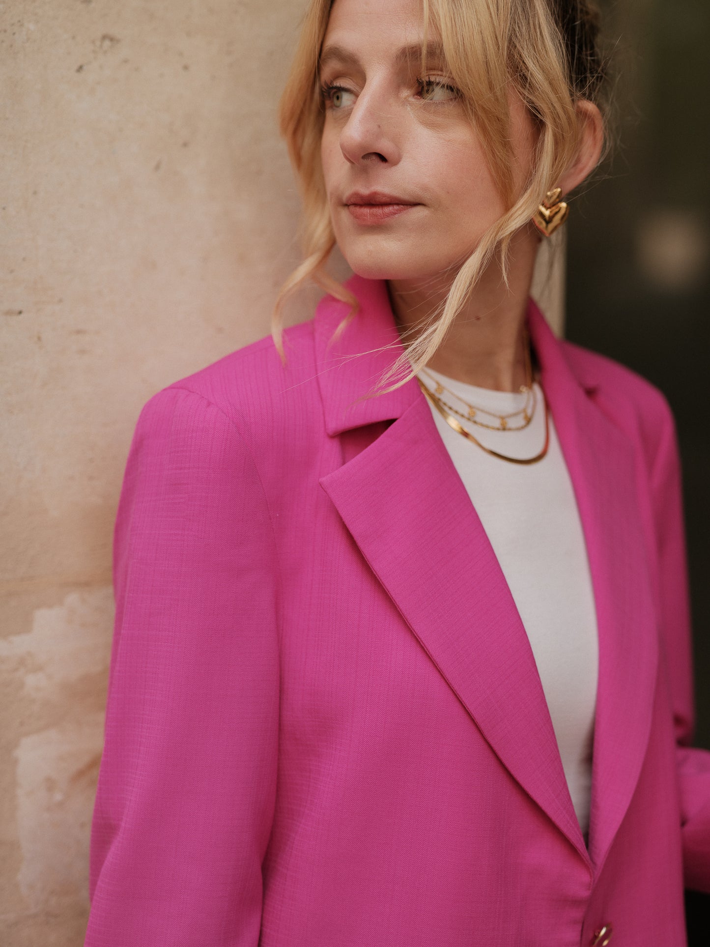 blazer femme structuré, blazer oversize, veste cintrée élégante, tailoring moderne, pièce intemporelle, blazer urbain haut de gamme, blazer rose, ANTIGONE, ANTIGONE Paris, marque de prêt-à-porter premium femme, tailleur femme élégant, ensemble coordonné chic, power suit féminin, ANTIGONE Paris, ANTIGONE, matching set