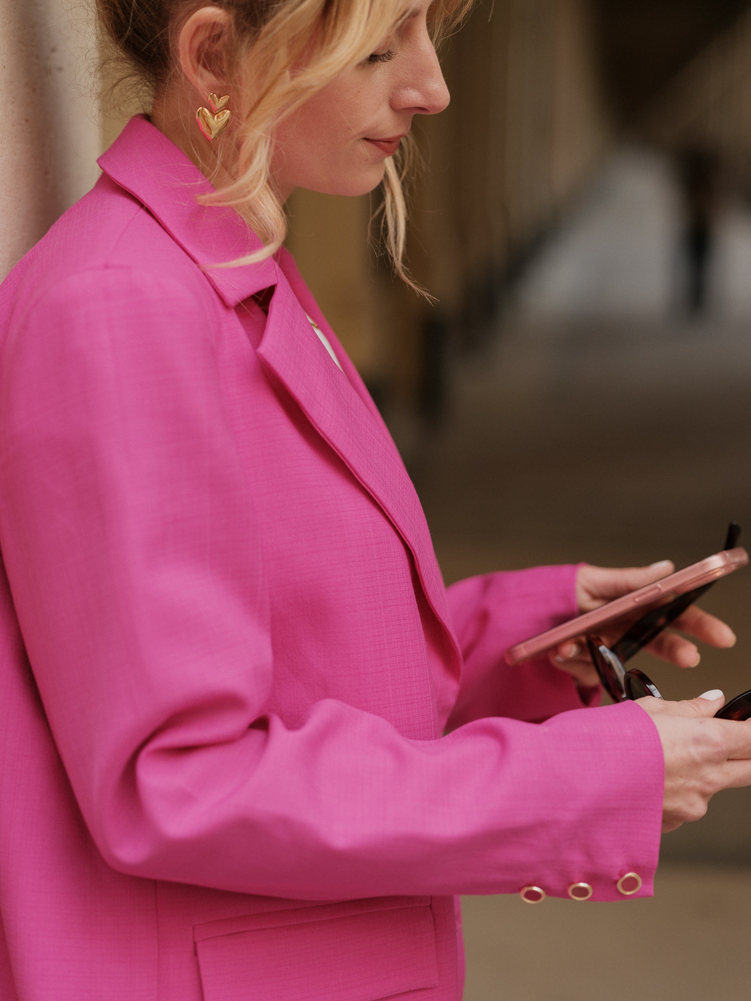 blazer femme structuré, blazer oversize, veste cintrée élégante, tailoring moderne, pièce intemporelle, blazer urbain haut de gamme, blazer rose, ANTIGONE, ANTIGONE Paris, marque de prêt-à-porter premium femme, tailleur femme élégant, ensemble coordonné chic, power suit féminin, ANTIGONE Paris, ANTIGONE, matching set