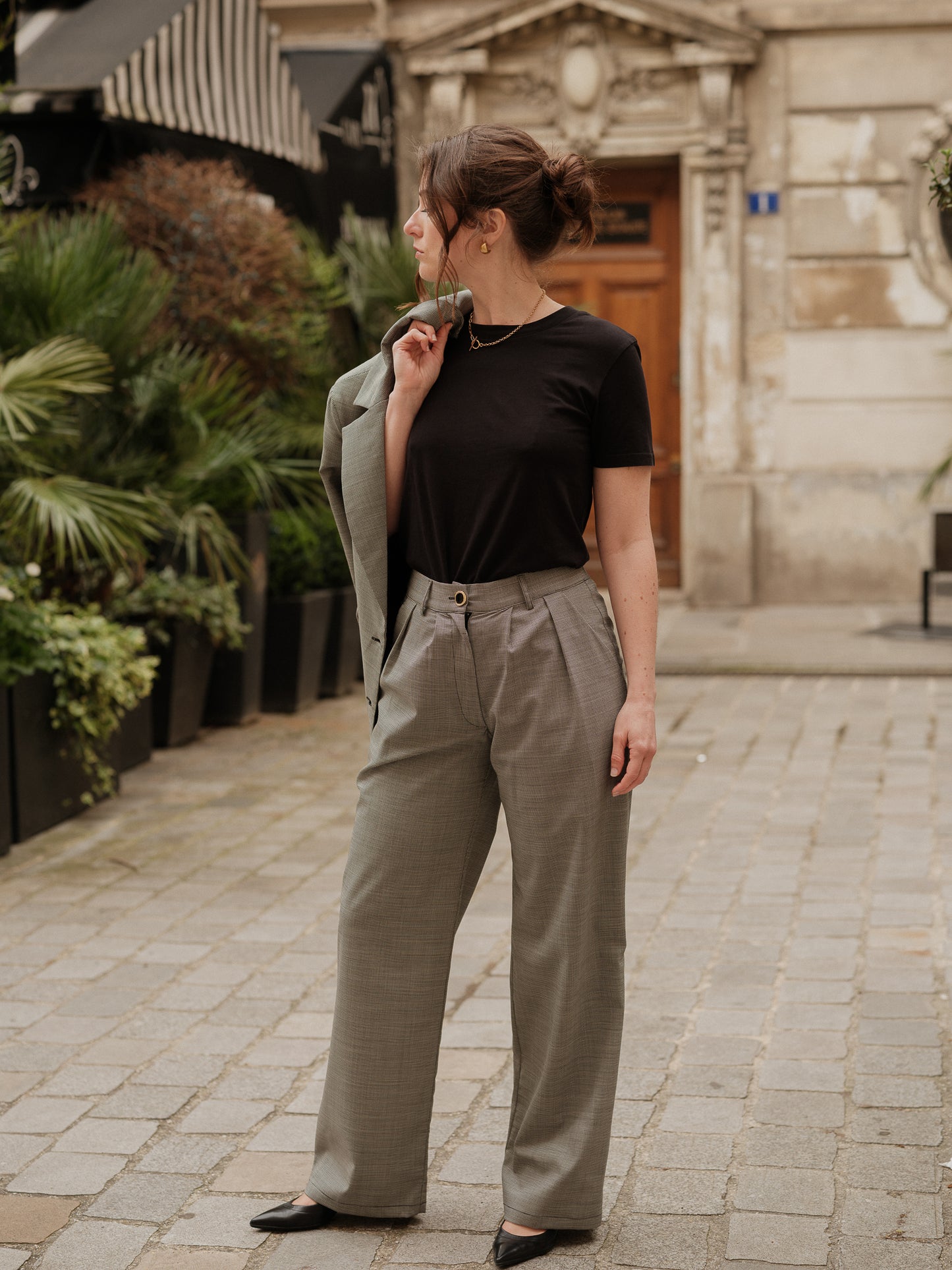 pantalon taille haute femme, pantalon costume coupe droite fluide, style contemporain, confort chic, pantalon tailoring, ANTIGONE, ANTIGONE Paris, marque de prêt-à-porter premium femme, tailleur femme élégant, ensemble coordonné chic, power suit féminin, ANTIGONE Paris, ANTIGONE, matching set