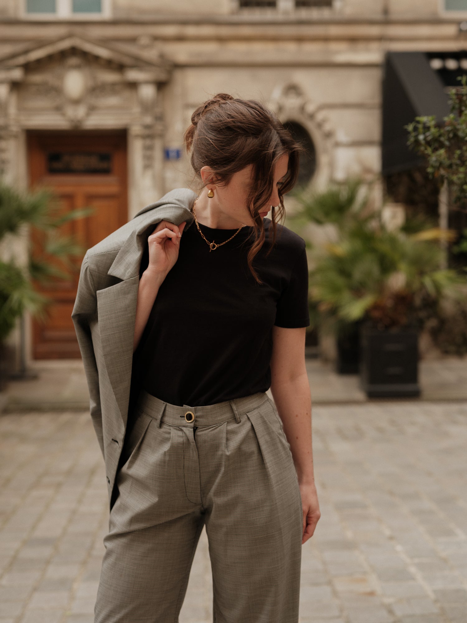 pantalon taille haute femme, pantalon costume coupe droite fluide, style contemporain, confort chic, pantalon tailoring, ANTIGONE, ANTIGONE Paris, marque de prêt-à-porter premium femme, tailleur femme élégant, ensemble coordonné chic, power suit féminin, ANTIGONE Paris, ANTIGONE, matching set
