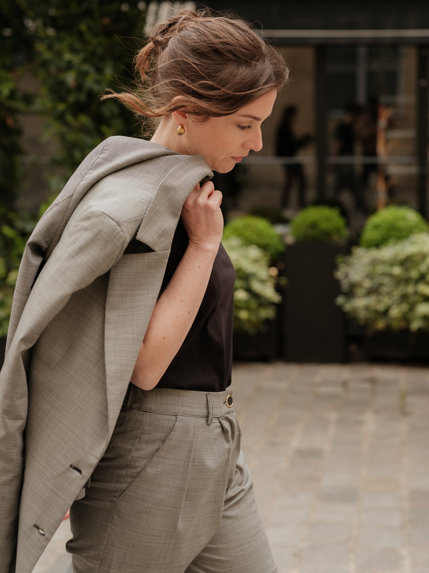 pantalon taille haute femme, pantalon costume coupe droite fluide, style contemporain, confort chic, pantalon tailoring, ANTIGONE, ANTIGONE Paris, marque de prêt-à-porter premium femme, tailleur femme élégant, ensemble coordonné chic, power suit féminin, ANTIGONE Paris, ANTIGONE, matching set