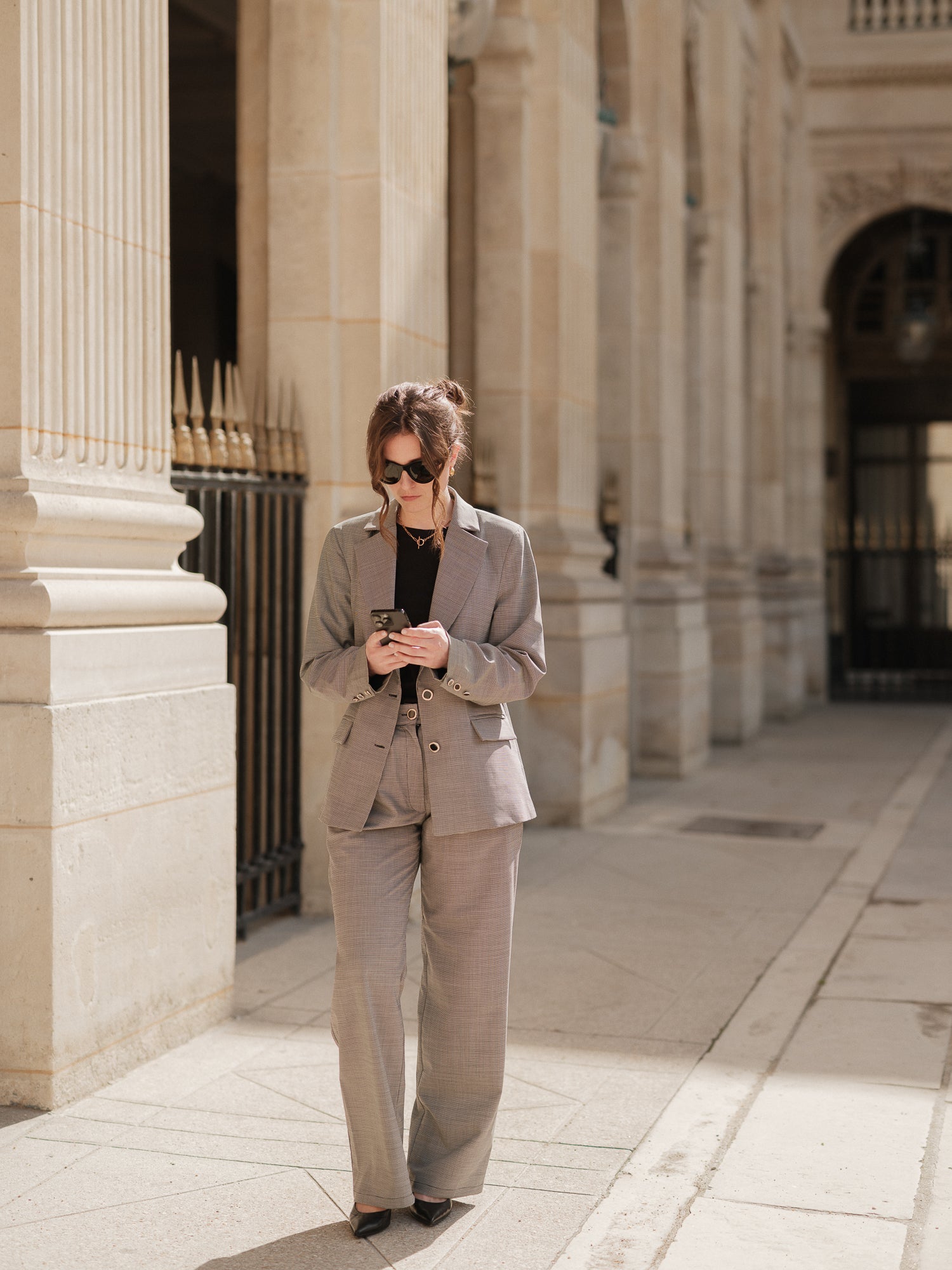 pantalon taille haute femme, pantalon costume coupe droite fluide, style contemporain, confort chic, pantalon tailoring, ANTIGONE, ANTIGONE Paris, marque de prêt-à-porter premium femme, tailleur femme élégant, ensemble coordonné chic, power suit féminin, ANTIGONE Paris, ANTIGONE, matching set