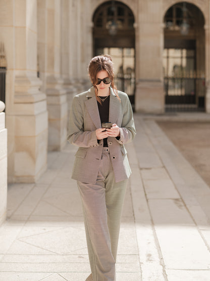 pantalon taille haute femme, pantalon costume coupe droite fluide, style contemporain, confort chic, pantalon tailoring, ANTIGONE, ANTIGONE Paris, marque de prêt-à-porter premium femme, tailleur femme élégant, ensemble coordonné chic, power suit féminin, ANTIGONE Paris, ANTIGONE, matching set