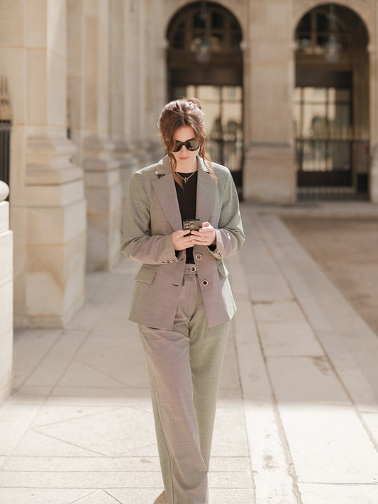 pantalon taille haute femme, pantalon costume coupe droite fluide, style contemporain, confort chic, pantalon tailoring, ANTIGONE, ANTIGONE Paris, marque de prêt-à-porter premium femme, tailleur femme élégant, ensemble coordonné chic, power suit féminin, ANTIGONE Paris, ANTIGONE, matching set