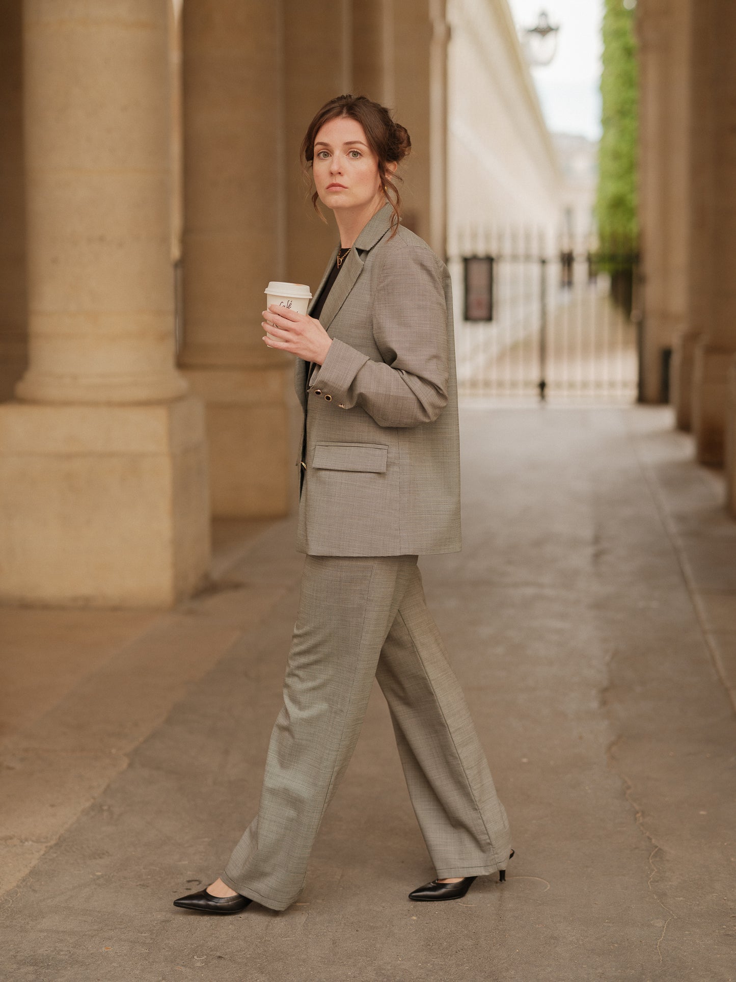 pantalon taille haute femme, pantalon costume coupe droite fluide, style contemporain, confort chic, pantalon tailoring, ANTIGONE, ANTIGONE Paris, marque de prêt-à-porter premium femme, tailleur femme élégant, ensemble coordonné chic, power suit féminin, ANTIGONE Paris, ANTIGONE, matching set