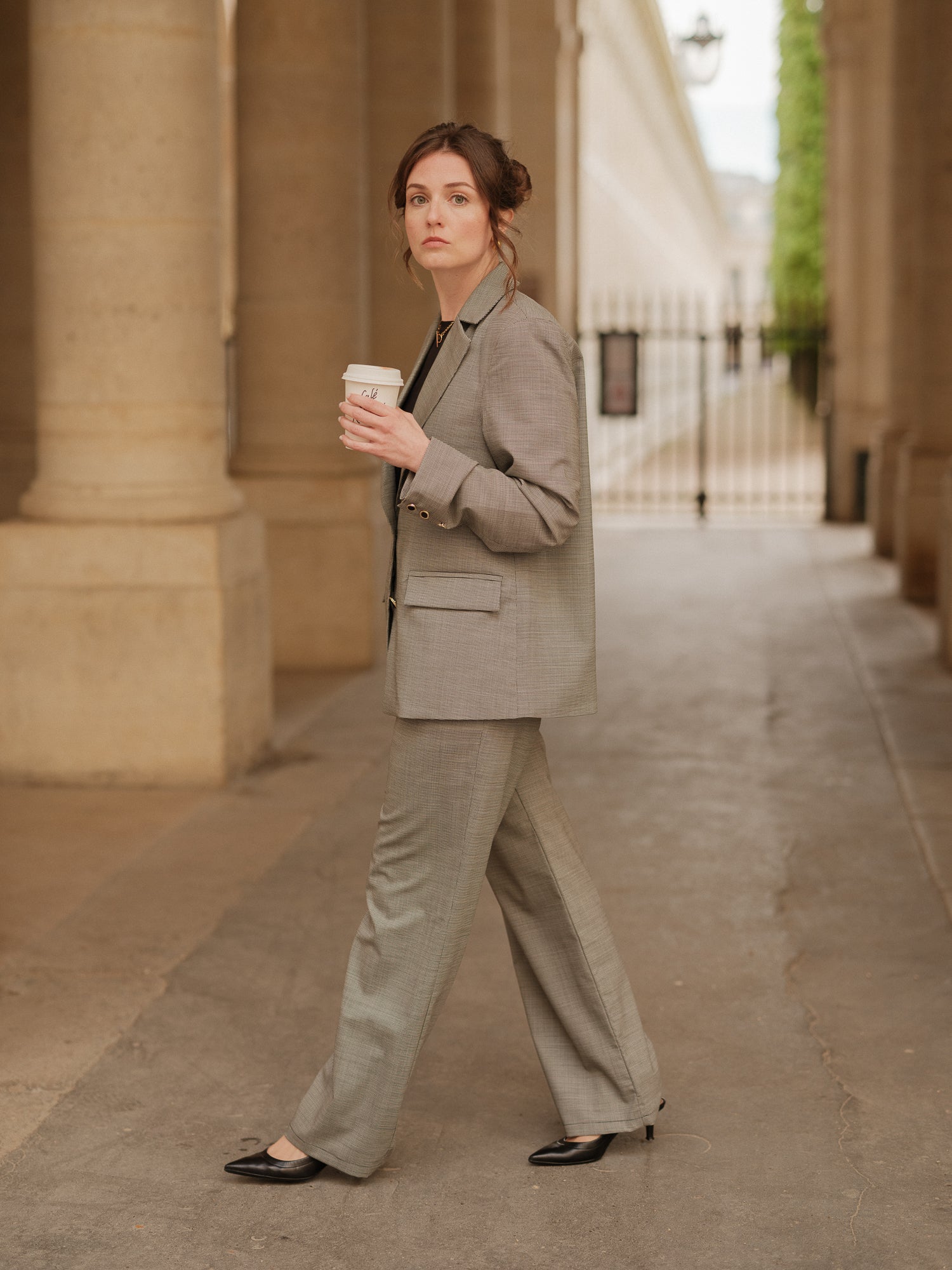 pantalon taille haute femme, pantalon costume coupe droite fluide, style contemporain, confort chic, pantalon tailoring, ANTIGONE, ANTIGONE Paris, marque de prêt-à-porter premium femme, tailleur femme élégant, ensemble coordonné chic, power suit féminin, ANTIGONE Paris, ANTIGONE, matching set
