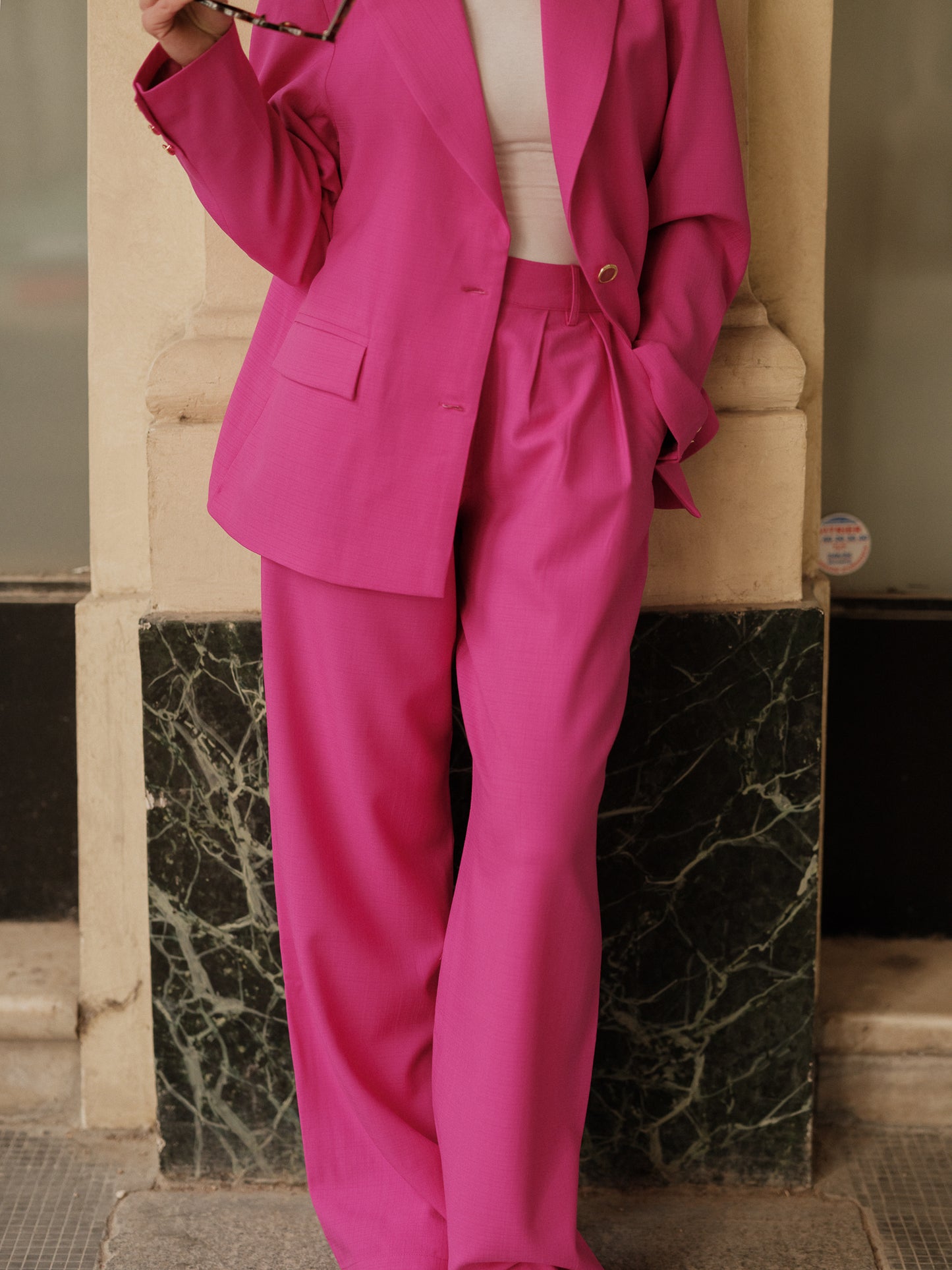 pantalon taille haute femme, pantalon coupe droite fluide, style contemporain, confort chic, pantalon tailoring, ANTIGONE, ANTIGONE Paris, marque de prêt-à-porter premium femme, tailleur femme élégant, ensemble coordonné chic, power suit féminin, ANTIGONE Paris, ANTIGONE, matching set