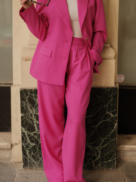 pantalon taille haute femme, pantalon coupe droite fluide, style contemporain, confort chic, pantalon tailoring, ANTIGONE, ANTIGONE Paris, marque de prêt-à-porter premium femme, tailleur femme élégant, ensemble coordonné chic, power suit féminin, ANTIGONE Paris, ANTIGONE, matching set