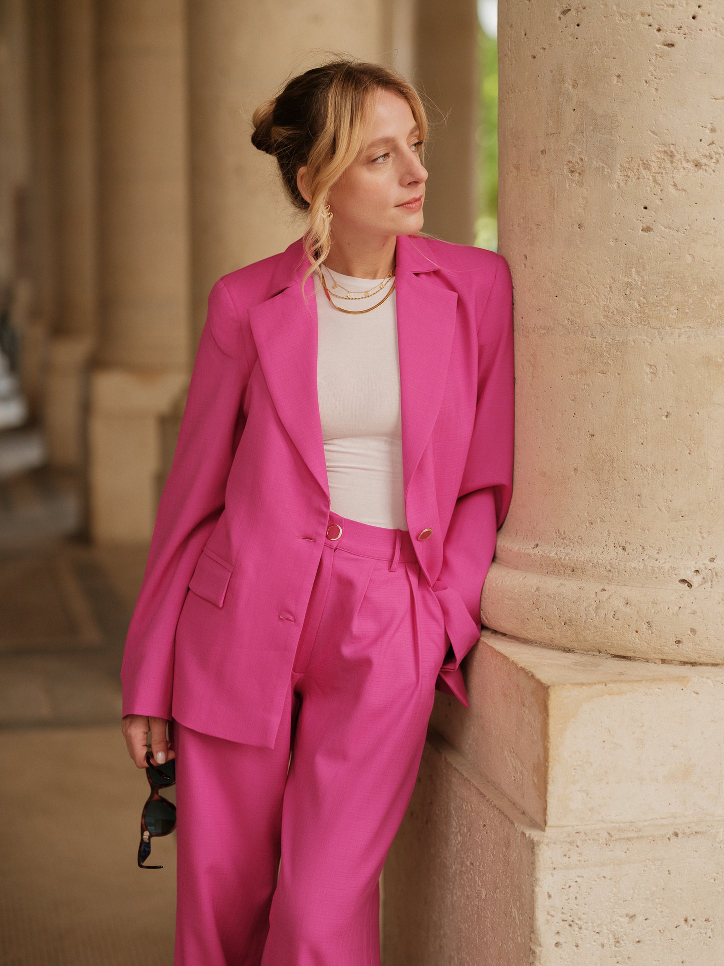 pantalon taille haute femme, pantalon coupe droite fluide, style contemporain, confort chic, pantalon tailoring, ANTIGONE, ANTIGONE Paris, marque de prêt-à-porter premium femme, tailleur femme élégant, ensemble coordonné chic, power suit féminin, ANTIGONE Paris, ANTIGONE, matching set
