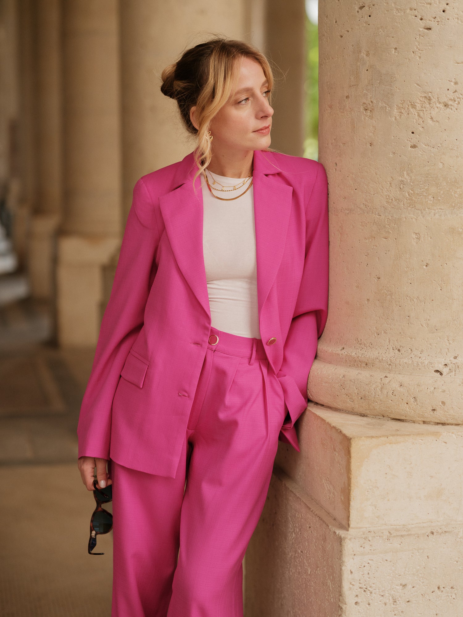 pantalon taille haute femme, pantalon coupe droite fluide, style contemporain, confort chic, pantalon tailoring, ANTIGONE, ANTIGONE Paris, marque de prêt-à-porter premium femme, tailleur femme élégant, ensemble coordonné chic, power suit féminin, ANTIGONE Paris, ANTIGONE, matching set