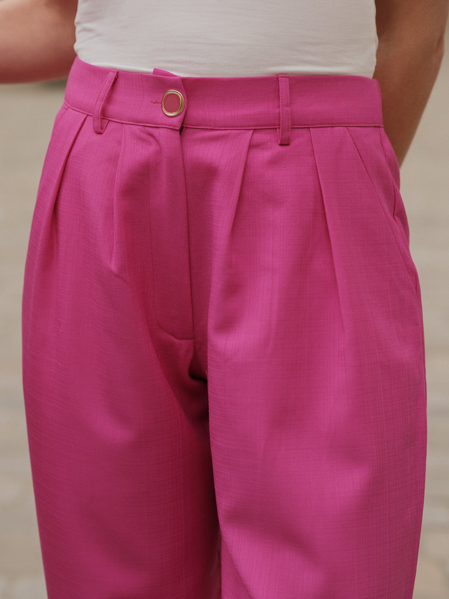 pantalon taille haute femme, pantalon coupe droite fluide, style contemporain, confort chic, pantalon tailoring, ANTIGONE, ANTIGONE Paris, marque de prêt-à-porter premium femme, tailleur femme élégant, ensemble coordonné chic, power suit féminin, ANTIGONE Paris, ANTIGONE, matching set