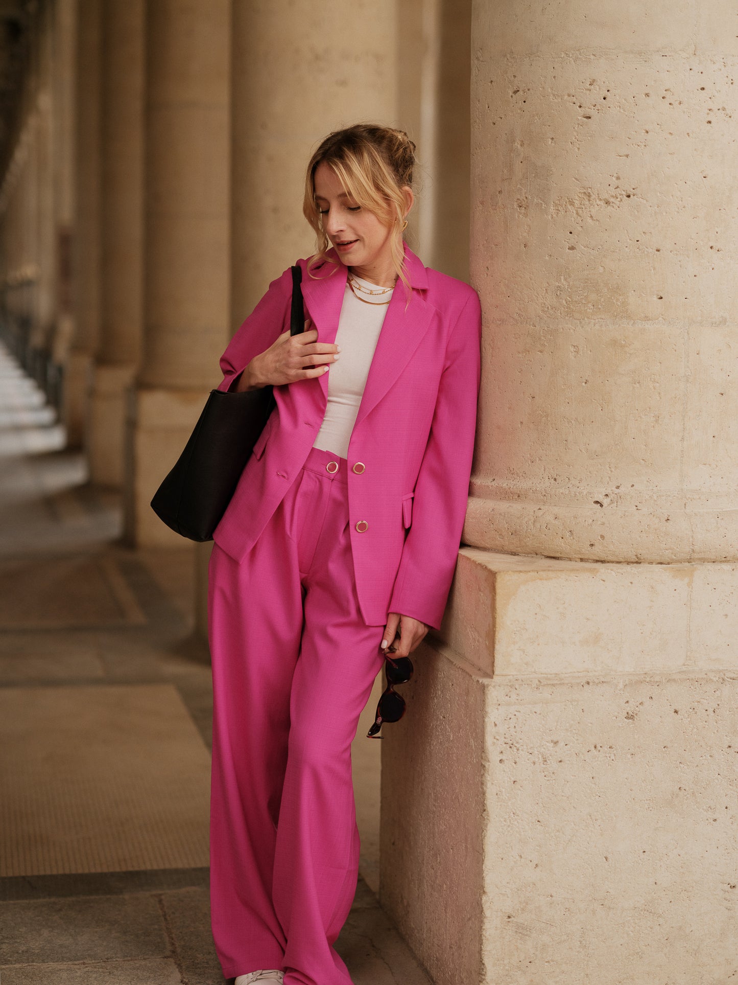 pantalon taille haute femme, pantalon coupe droite fluide, style contemporain, confort chic, pantalon tailoring, ANTIGONE, ANTIGONE Paris, marque de prêt-à-porter premium femme, tailleur femme élégant, ensemble coordonné chic, power suit féminin, ANTIGONE Paris, ANTIGONE, matching set
