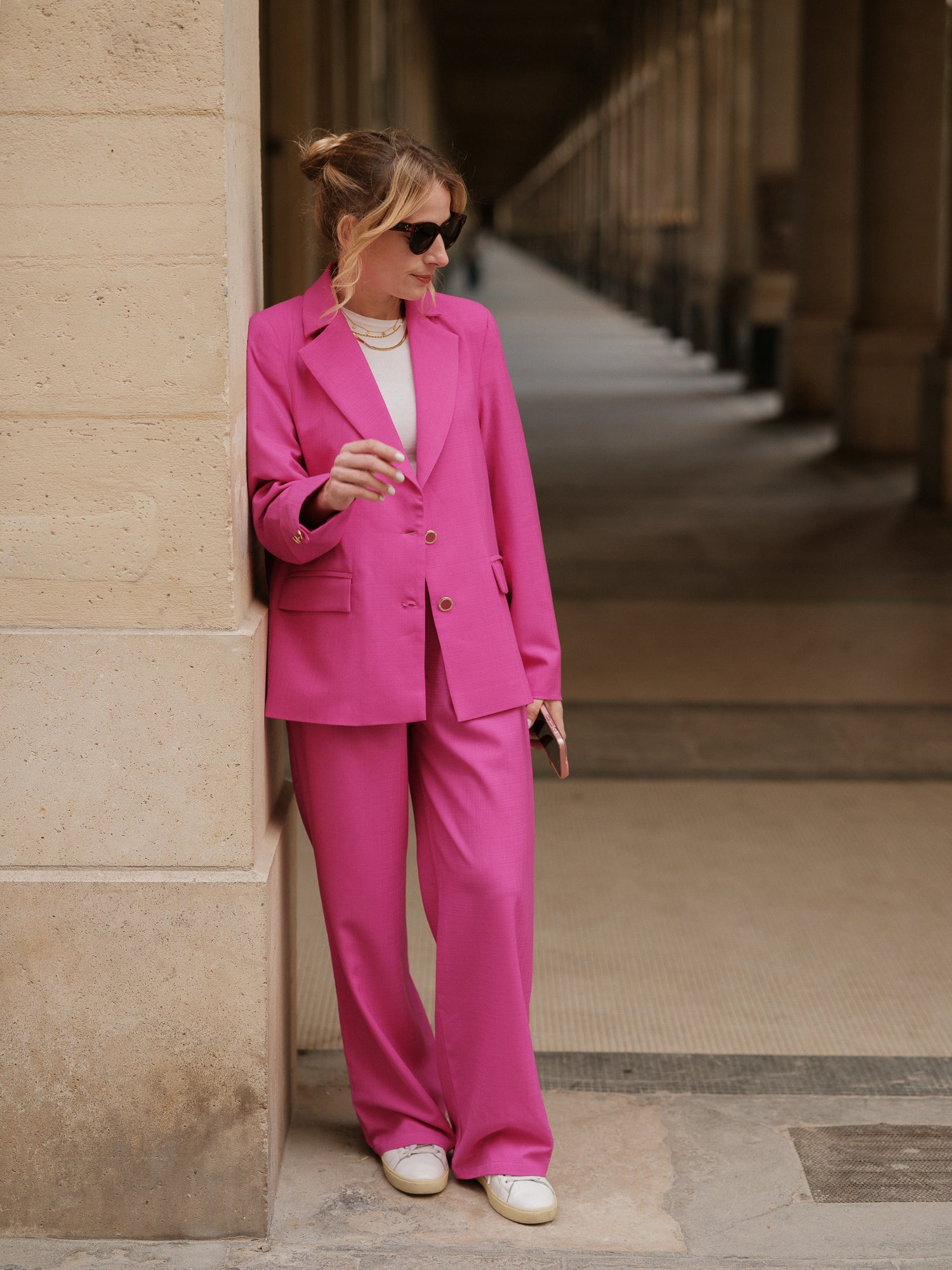 pantalon taille haute femme, pantalon coupe droite fluide, style contemporain, confort chic, pantalon tailoring, ANTIGONE, ANTIGONE Paris, marque de prêt-à-porter premium femme, tailleur femme élégant, ensemble coordonné chic, power suit féminin, ANTIGONE Paris, ANTIGONE, matching set