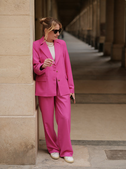 pantalon taille haute femme, pantalon coupe droite fluide, style contemporain, confort chic, pantalon tailoring, ANTIGONE, ANTIGONE Paris, marque de prêt-à-porter premium femme, tailleur femme élégant, ensemble coordonné chic, power suit féminin, ANTIGONE Paris, ANTIGONE, matching set