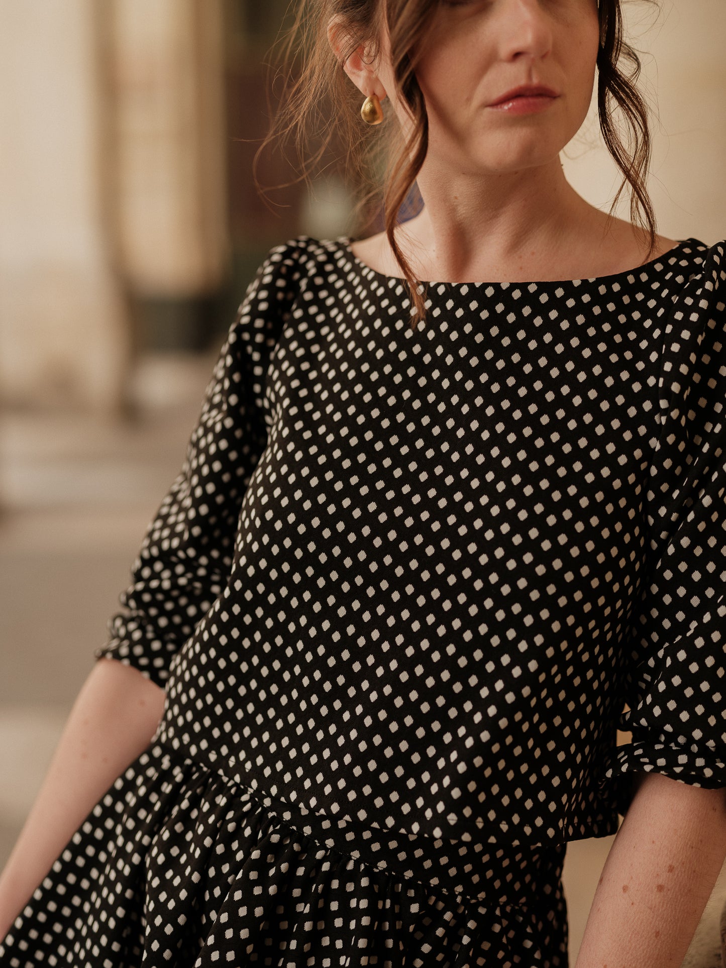 blouse femme structurée, top élégant, détail couture, féminité affirmée, fluidité raffinée, blouse à pois femme ANTIGONE, ANTIGONE Paris, marque de prêt-à-porter premium femme, tailleur femme élégant, ensemble coordonné chic, power suit féminin, ANTIGONE Paris, ANTIGONE, matching set