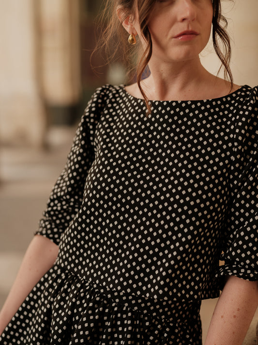 blouse femme structurée, top élégant, détail couture, féminité affirmée, fluidité raffinée, blouse à pois femme ANTIGONE, ANTIGONE Paris, marque de prêt-à-porter premium femme, tailleur femme élégant, ensemble coordonné chic, power suit féminin, ANTIGONE Paris, ANTIGONE, matching set