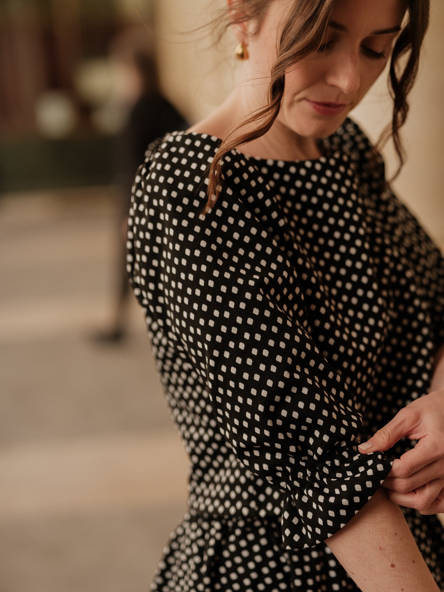 blouse femme structurée, top élégant, détail couture, féminité affirmée, fluidité raffinée, blouse à pois femme ANTIGONE, ANTIGONE Paris, marque de prêt-à-porter premium femme, tailleur femme élégant, ensemble coordonné chic, power suit féminin, ANTIGONE Paris, ANTIGONE, matching set