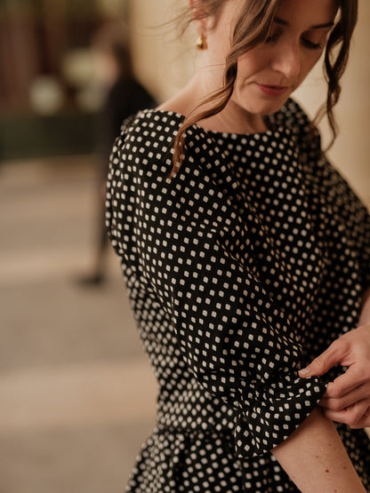 blouse femme structurée, top élégant, détail couture, féminité affirmée, fluidité raffinée, blouse à pois femme ANTIGONE, ANTIGONE Paris, marque de prêt-à-porter premium femme, tailleur femme élégant, ensemble coordonné chic, power suit féminin, ANTIGONE Paris, ANTIGONE, matching set