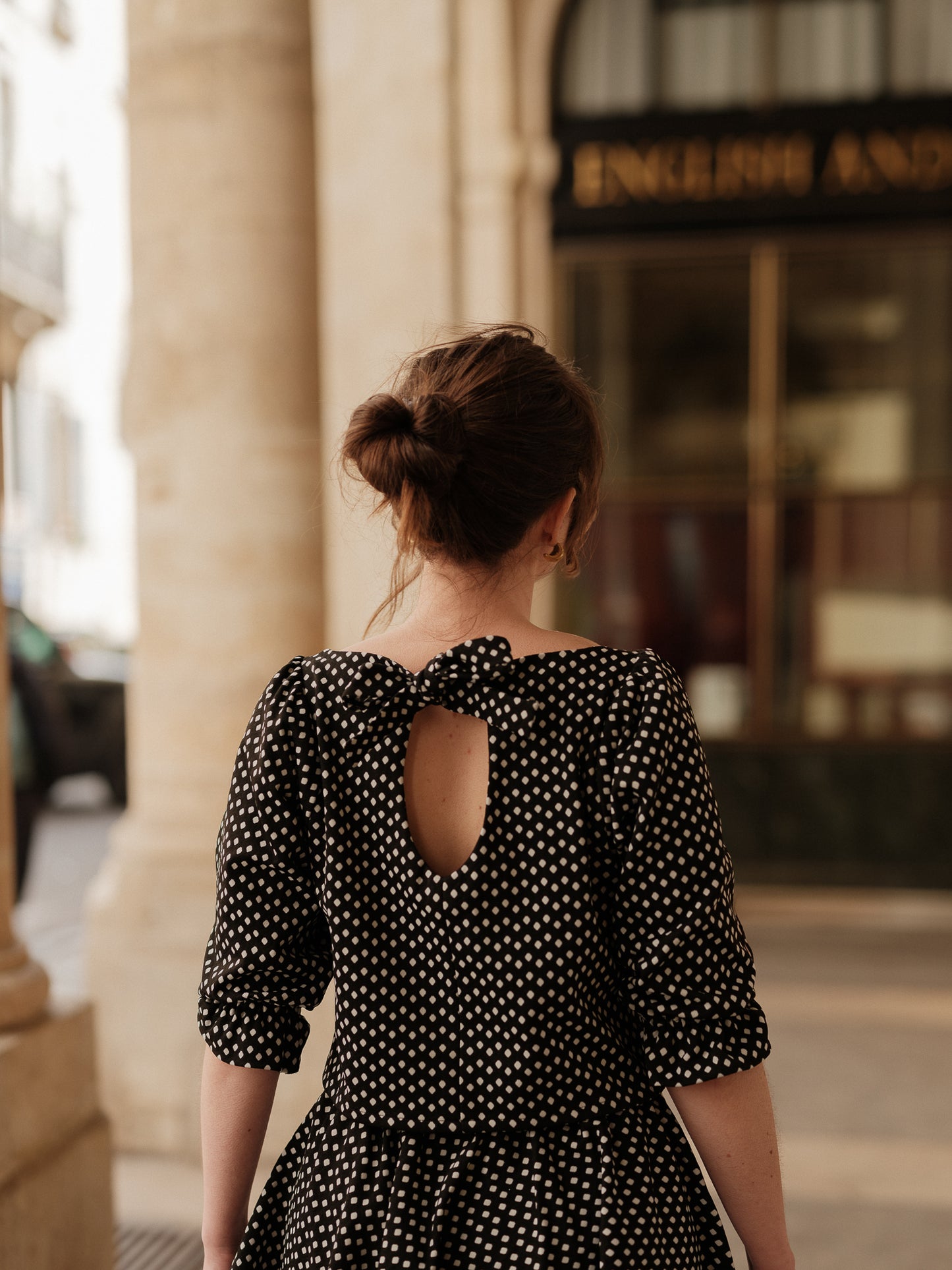 blouse femme structurée, top élégant, détail couture, féminité affirmée, fluidité raffinée, blouse à pois femme ANTIGONE, ANTIGONE Paris, marque de prêt-à-porter premium femme, tailleur femme élégant, ensemble coordonné chic, power suit féminin, ANTIGONE Paris, ANTIGONE, matching set