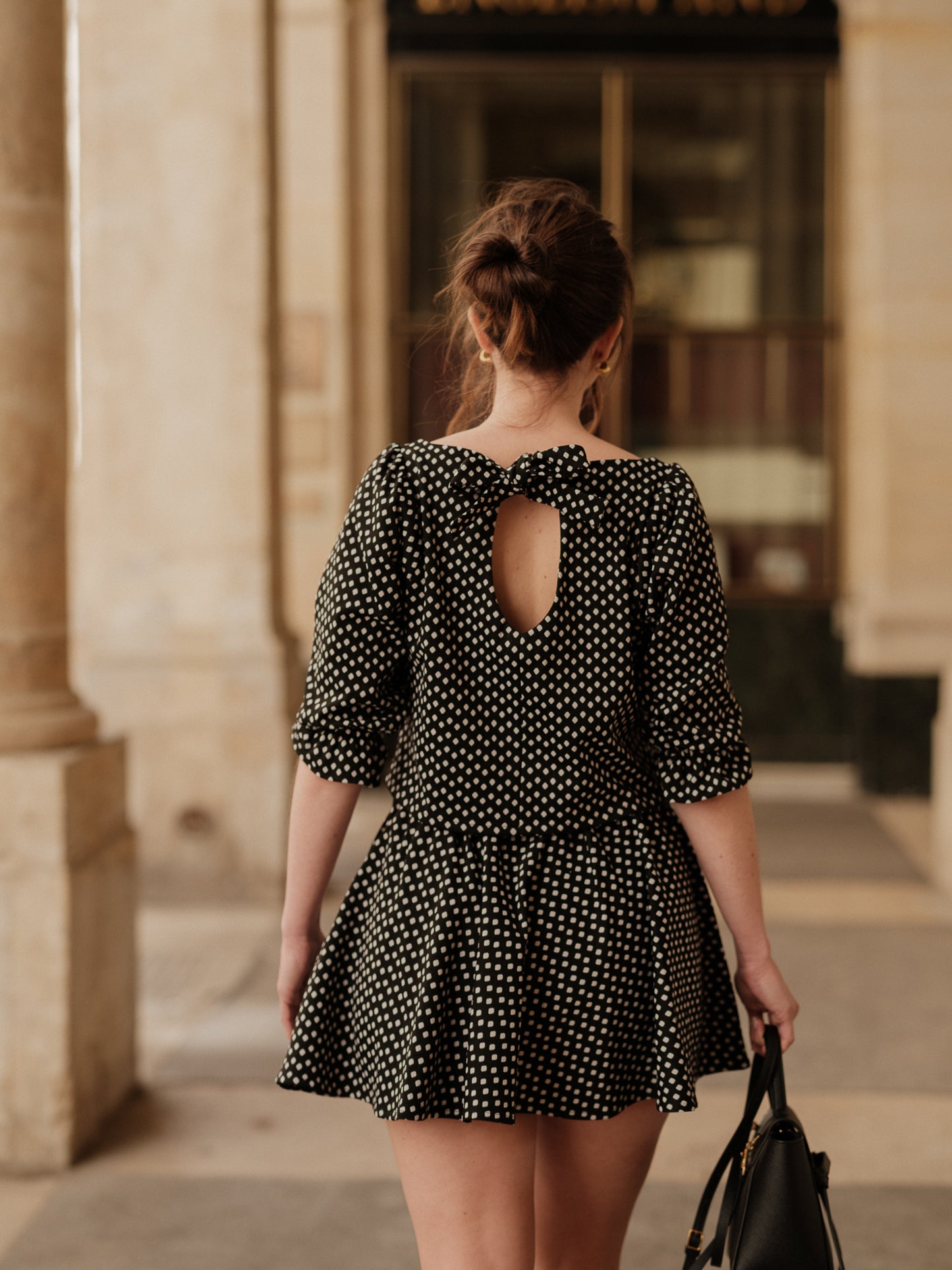 blouse femme structurée, top élégant, détail couture, féminité affirmée, fluidité raffinée, blouse à pois femme ANTIGONE, ANTIGONE Paris, marque de prêt-à-porter premium femme, tailleur femme élégant, ensemble coordonné chic, power suit féminin, ANTIGONE Paris, ANTIGONE, matching set