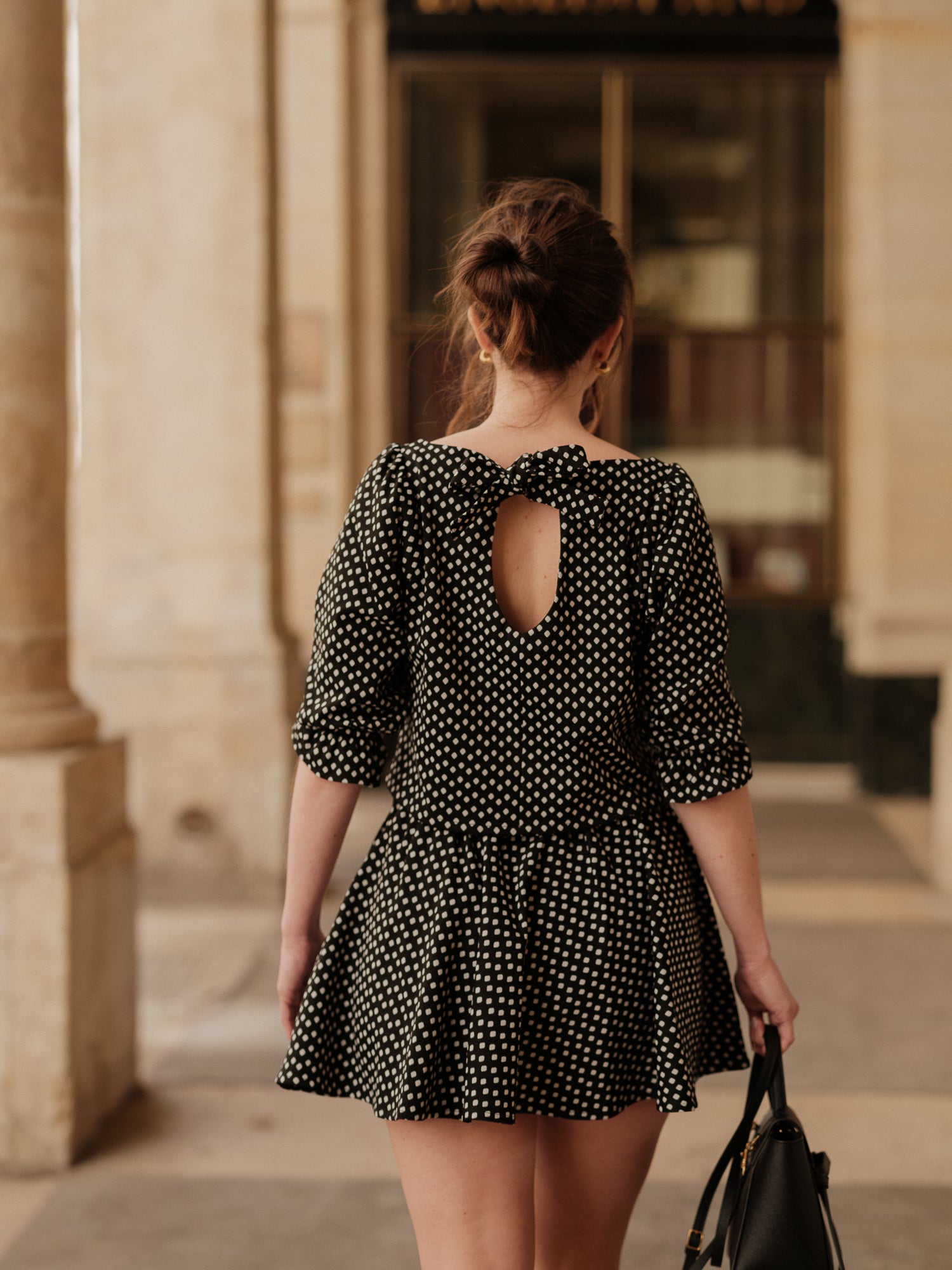 blouse femme structurée, top élégant, détail couture, féminité affirmée, fluidité raffinée, blouse à pois femme ANTIGONE, ANTIGONE Paris, marque de prêt-à-porter premium femme, tailleur femme élégant, ensemble coordonné chic, power suit féminin, ANTIGONE Paris, ANTIGONE, matching set