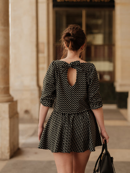 blouse femme structurée, top élégant, détail couture, féminité affirmée, fluidité raffinée, blouse à pois femme ANTIGONE, ANTIGONE Paris, marque de prêt-à-porter premium femme, tailleur femme élégant, ensemble coordonné chic, power suit féminin, ANTIGONE Paris, ANTIGONE, matching set