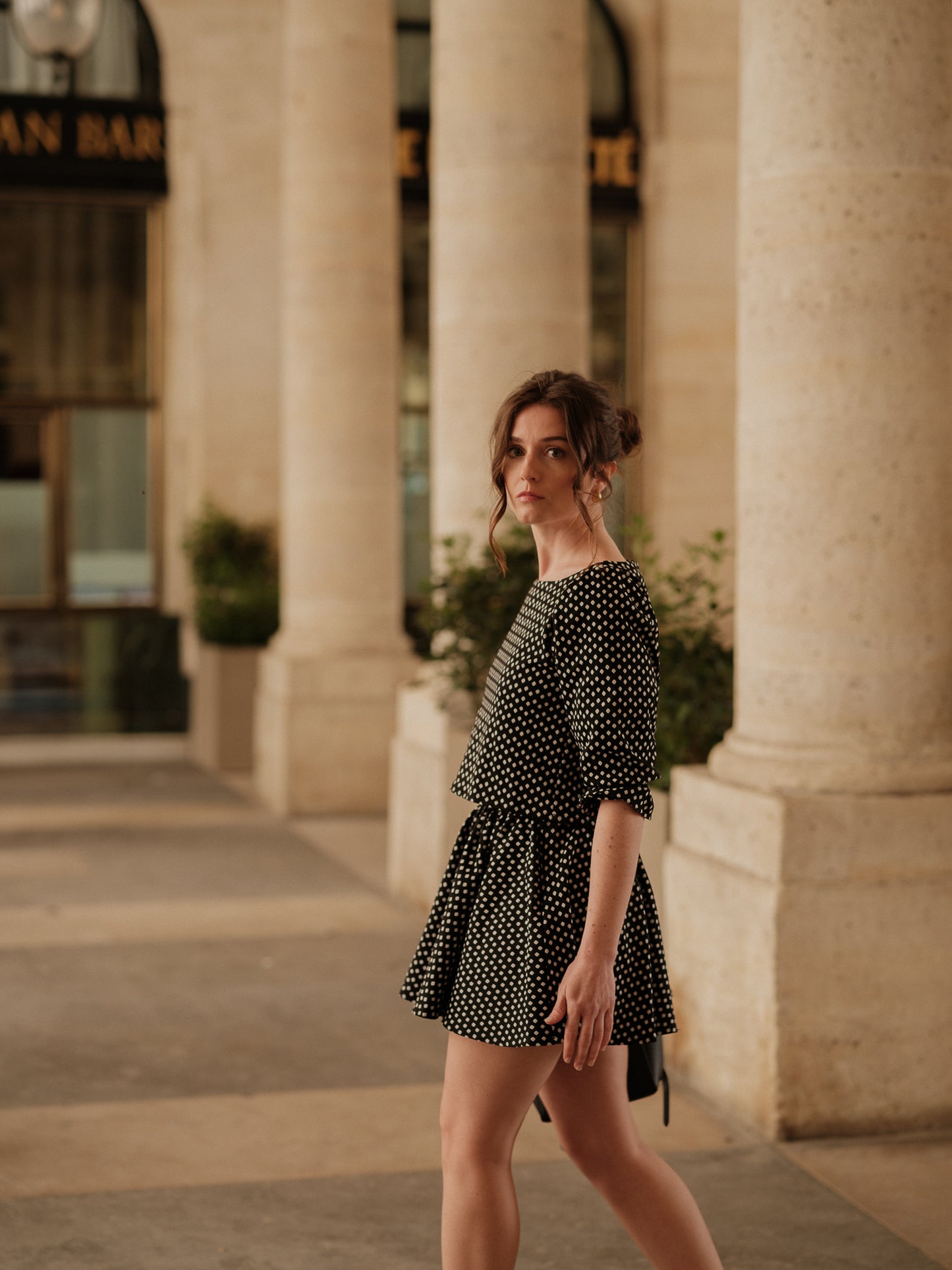 blouse femme structurée, top élégant, détail couture, féminité affirmée, fluidité raffinée, blouse à pois femme ANTIGONE, ANTIGONE Paris, marque de prêt-à-porter premium femme, tailleur femme élégant, ensemble coordonné chic, power suit féminin, ANTIGONE Paris, ANTIGONE, matching set