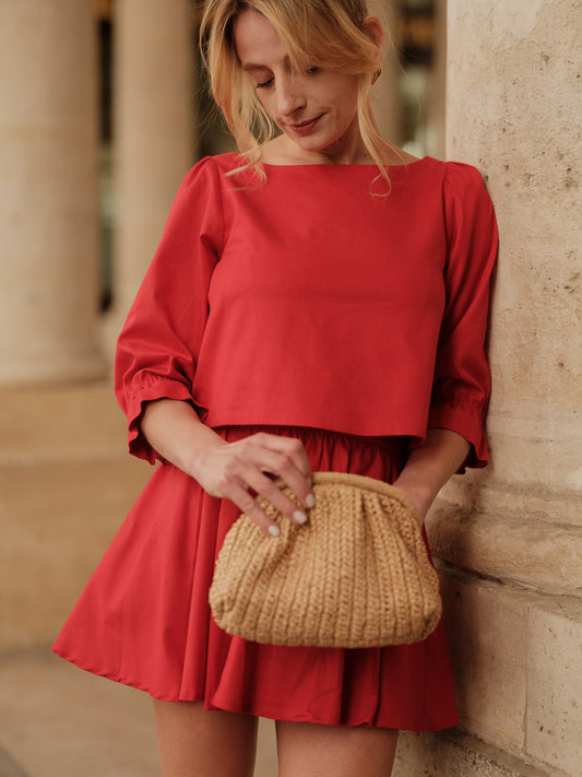 blouse femme structurée, top élégant, détail couture, féminité affirmée, fluidité raffinée, blouse rouge femme haut de gamme ANTIGONE, ANTIGONE Paris, marque de prêt-à-porter premium femme, tailleur femme élégant, ensemble coordonné chic, power suit féminin, ANTIGONE Paris, ANTIGONE, matching set