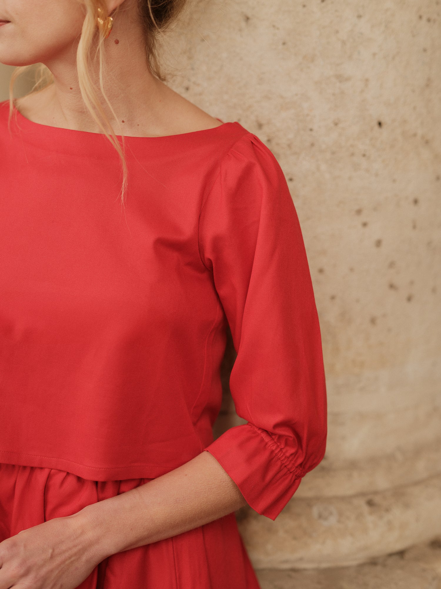 blouse femme structurée, top élégant, détail couture, féminité affirmée, fluidité raffinée, blouse rouge femme haut de gamme ANTIGONE, ANTIGONE Paris, marque de prêt-à-porter premium femme, tailleur femme élégant, ensemble coordonné chic, power suit féminin, ANTIGONE Paris, ANTIGONE, matching set