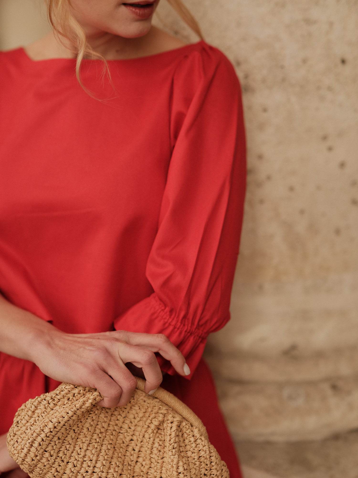 blouse femme structurée, top élégant, détail couture, féminité affirmée, fluidité raffinée, blouse rouge femme haut de gamme ANTIGONE, ANTIGONE Paris, marque de prêt-à-porter premium femme, tailleur femme élégant, ensemble coordonné chic, power suit féminin, ANTIGONE Paris, ANTIGONE, matching set