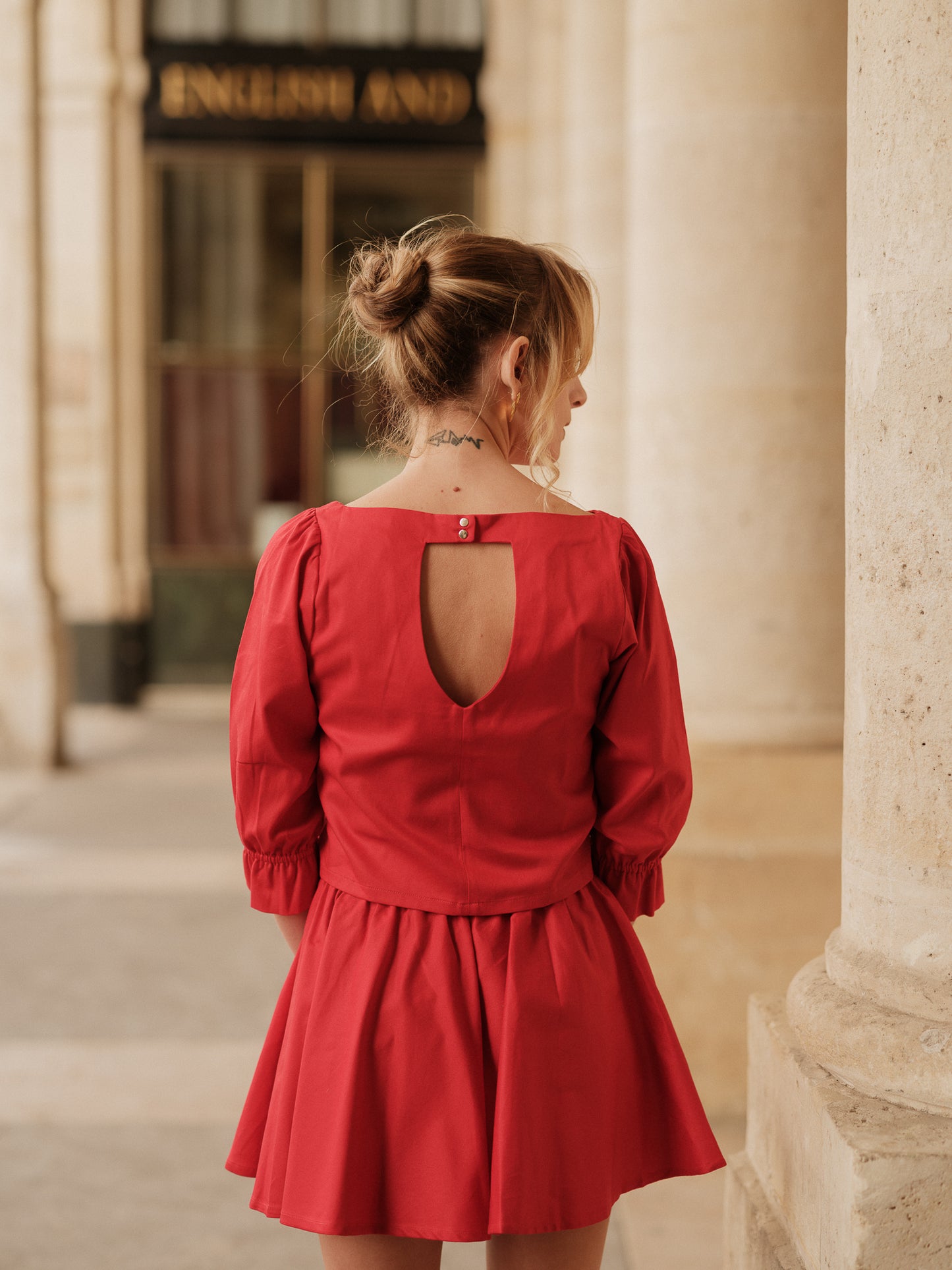 blouse femme structurée, top élégant, détail couture, féminité affirmée, fluidité raffinée, blouse rouge femme haut de gamme ANTIGONE, ANTIGONE Paris, marque de prêt-à-porter premium femme, tailleur femme élégant, ensemble coordonné chic, power suit féminin, ANTIGONE Paris, ANTIGONE, matching set