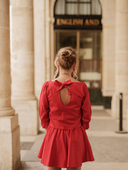 blouse femme structurée, top élégant, détail couture, féminité affirmée, fluidité raffinée, blouse rouge femme haut de gamme ANTIGONE, ANTIGONE Paris, marque de prêt-à-porter premium femme, tailleur femme élégant, ensemble coordonné chic, power suit féminin, ANTIGONE Paris, ANTIGONE, matching set
