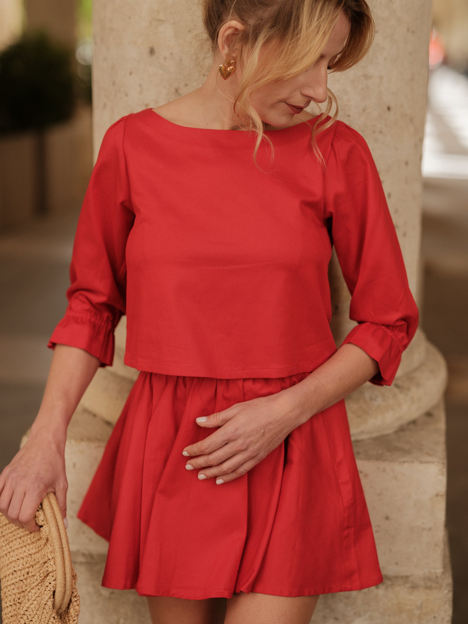 blouse femme structurée, top élégant, détail couture, féminité affirmée, fluidité raffinée, blouse rouge femme haut de gamme ANTIGONE, ANTIGONE Paris, marque de prêt-à-porter premium femme, tailleur femme élégant, ensemble coordonné chic, power suit féminin, ANTIGONE Paris, ANTIGONE, matching set