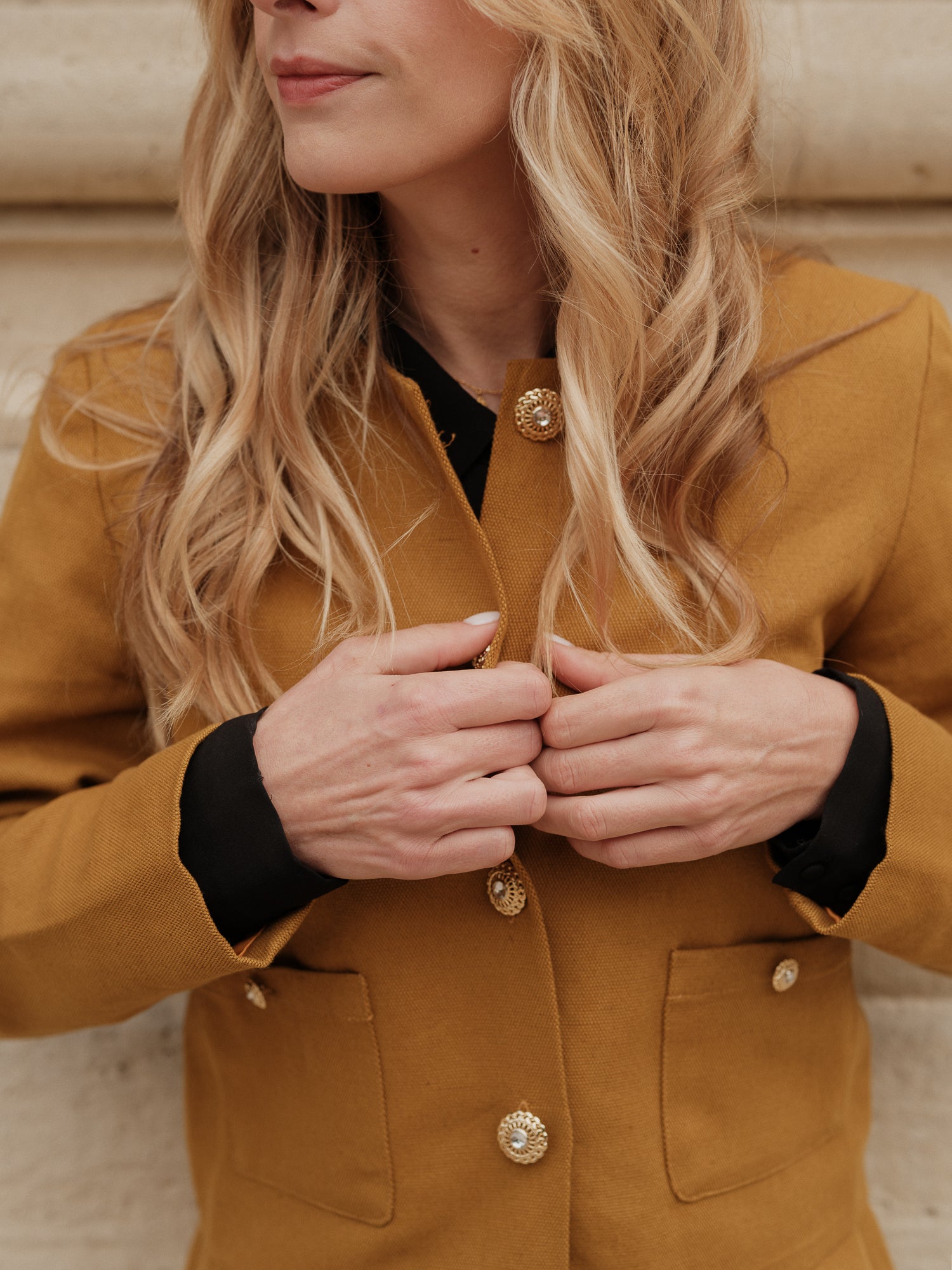 Veste courte structurée femme, silhouette forte, power tailoring, coupe droite élégante, veste urbaine raffinée, bouton bijoux, col rond, esprit Chanel ANTIGONE, ANTIGONE Paris, marque de prêt-à-porter premium femme, tailleur femme élégant, ensemble coordonné chic, power suit féminin, ANTIGONE Paris, ANTIGONE, matching set 