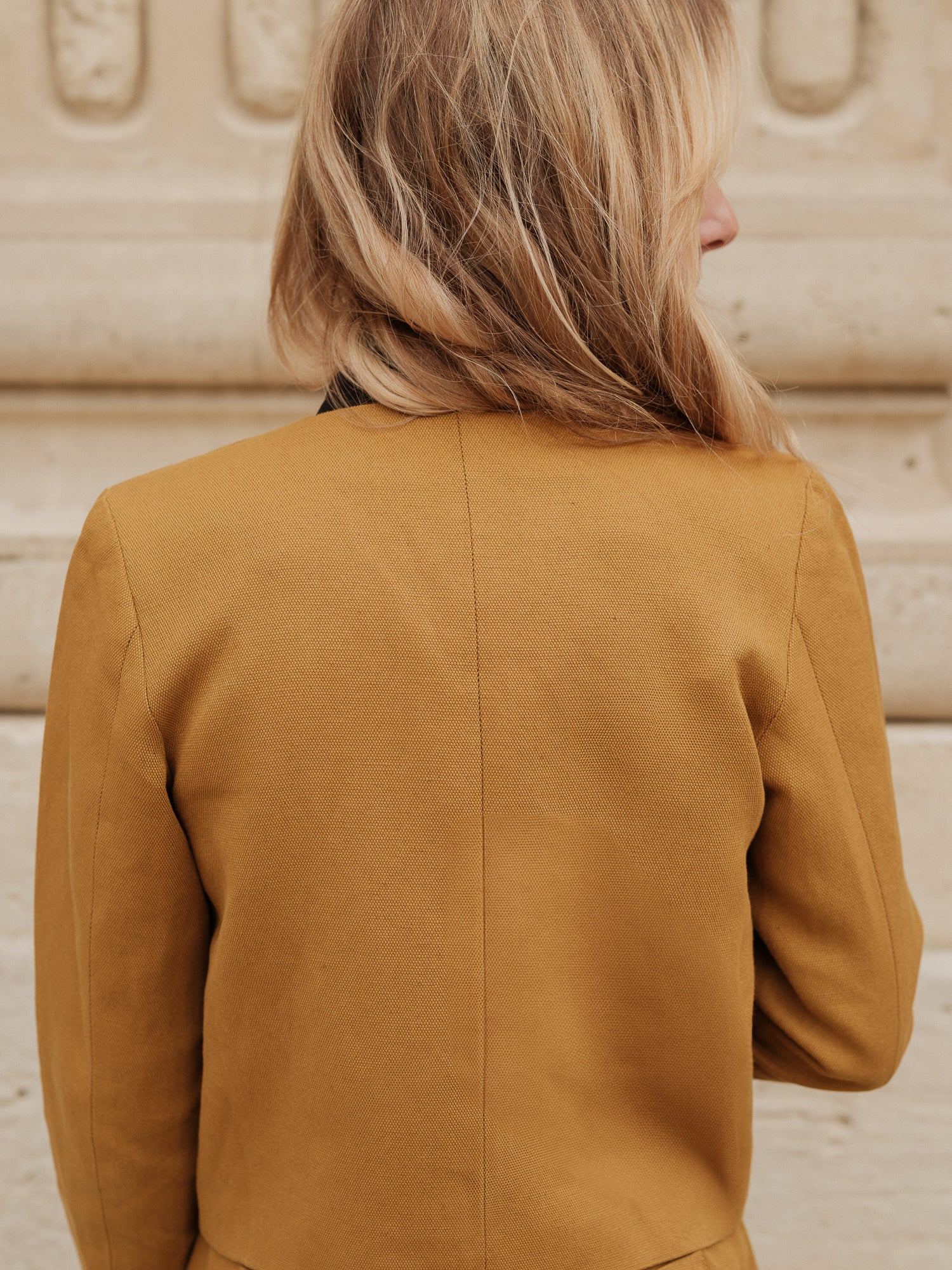 Veste courte structurée femme, silhouette forte, power tailoring, coupe droite élégante, veste urbaine raffinée, bouton bijoux, col rond, veste Chanel ANTIGONE, ANTIGONE Paris, marque de prêt-à-porter premium femme, tailleur femme élégant, ensemble coordonné chic, power suit féminin, ANTIGONE Paris, ANTIGONE, matching set 