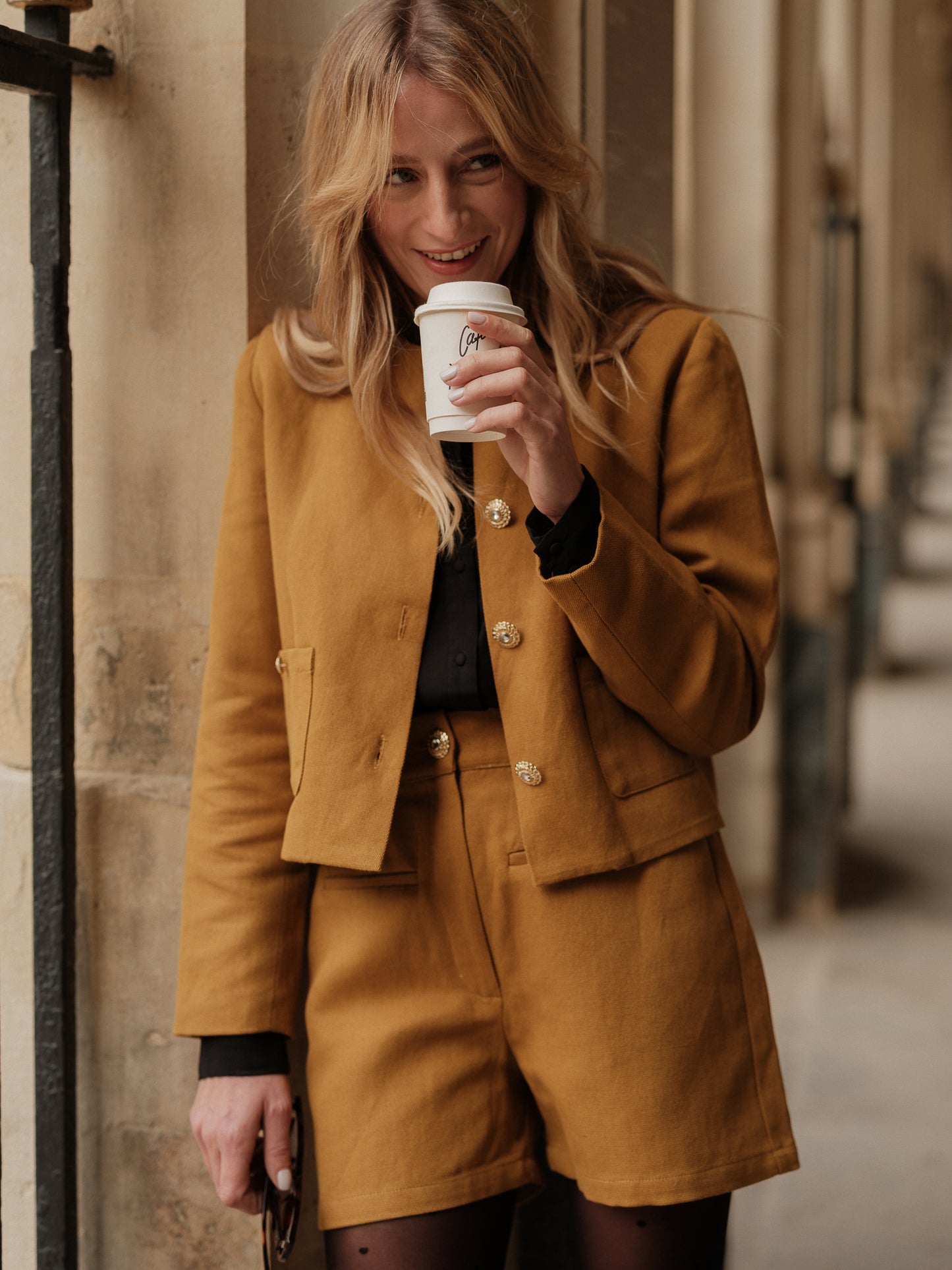 Veste courte structurée femme, silhouette forte, power tailoring, coupe droite élégante, veste urbaine raffinée, bouton bijoux, col rond, veste Chanel ANTIGONE, ANTIGONE Paris, marque de prêt-à-porter premium femme, tailleur femme élégant, ensemble coordonné chic, power suit féminin, ANTIGONE Paris, ANTIGONE, matching set 